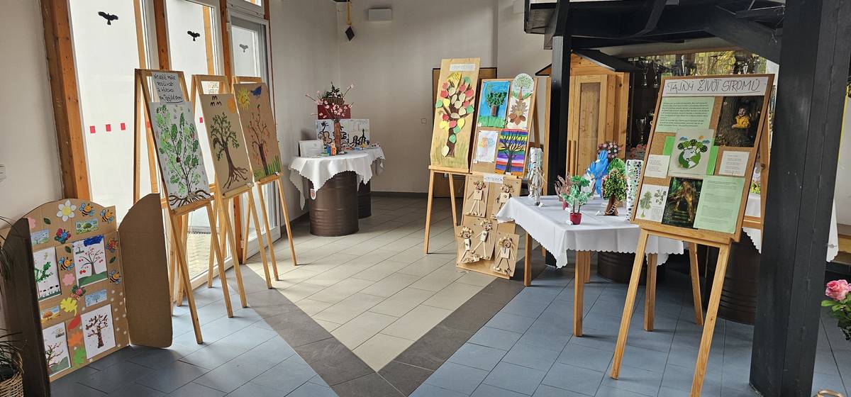 Přijďte se podívat na krásnou jarní výzdobu z dílny dětí z naší mateřské školy. Ve vestibulu zdejšího Obecního domu si můžete prohlédnout pestrou přehlídku exponátů s jarní tématikou,které vznikly díky nekonečné dětské fantazii propojené s edukační činností.  Výstava potěší nejen svou barevností a hravostí, ale i nápaditostí jednotlivých prací. Srdečně zveme všechny občany k návštěvě a zároveň děkujeme dětem i pedagogům mateřské školy za jejich tvořivost a úsilí. Roman Šušolík, starosta obce.