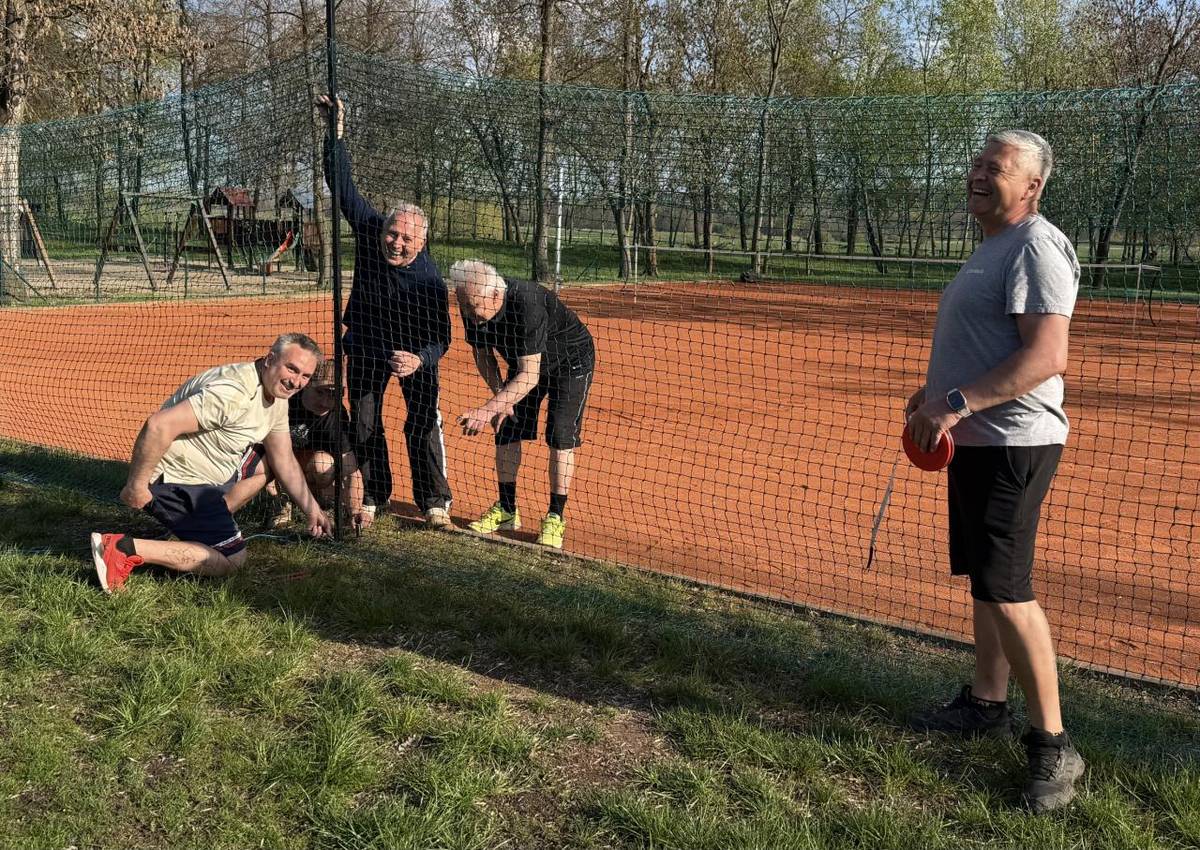 V pátek 17. dubna proběhla další dobrovolnická brigáda na našem víceúčelovém hřišti.