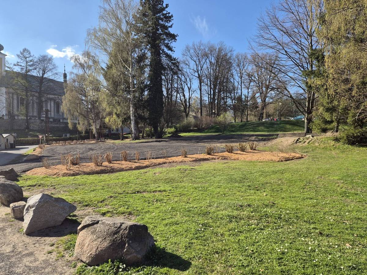 Prostor po bývalých zahrádkách v Pivovarské ulici, kde se hromadil odpad a přespávali zde bezdomovci, je minulostí. Naši pracovníci technických služeb místo kompletně vyčistili a upravili. Vznikla tak nová odstavná plocha pro auta, která dříve parkovala v okolí nevhodně. Město je zase o kousek hezčí.