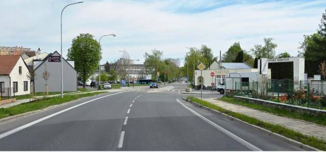 Od pondělí 27. dubna do 1. června čeká řidiče dopravní omezení v oblasti ulice 9. května. Úsek bude kvůli opravě kanalizace zcela uzavřen.Komunikace bude neprůjezdná od křižovatky s ulicí Durychova až po hřbitov. Parkování v tomto úseku však zůstane zachováno.Současně probíhají práce také v ulicích ČS letců a Partyzánská. Kvůli zajištění průjezdu autobusů bude dočasně umístěn zákaz zastavení v ulici Ztracená.Zastávka MHD Přerov – hřbitov ve směru Jižní čtvrť nebude po dobu uzavírky obsluhována. Náhradní zastávka bude dočasně zřízena v ulici Bří Hovůrkových.Objízdná trasa povede přes ulice Durychova – Tovární – průpich – Komenského – 17. listopadu.Uzavírka měla původně proběhnout už v loňském roce, po dohodě s investorem byl však termín posunut na letošek. Díky otevřené dálnici je nyní dopravní zatížení nižší a dopad na provoz menší.