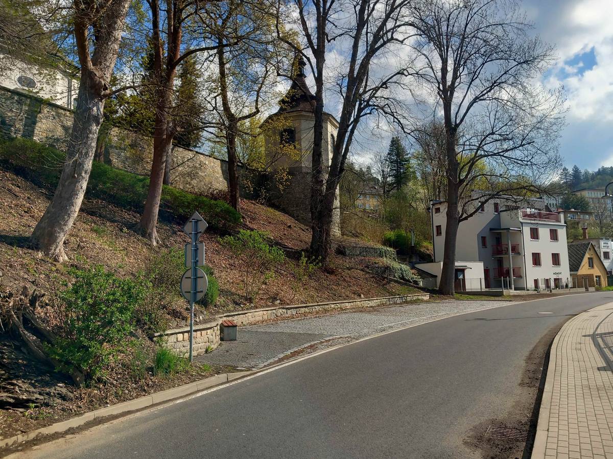 Ve středu 22. 4. 2026 bude dočasně uzavřeno parkování v ulici Obránců míru pod kostelní zdí areálu kostela sv. Jakuba, a to z důvodu plánovaného ošetření vzrostlých stromů.   Prosíme návštěvníky a řidiče o zvýšenou opatrnost a o to, aby dbali pokynů pracovníků na místě. Ing. Lenka Jiroušová, odbor územního plánování a regionálního rozvoje