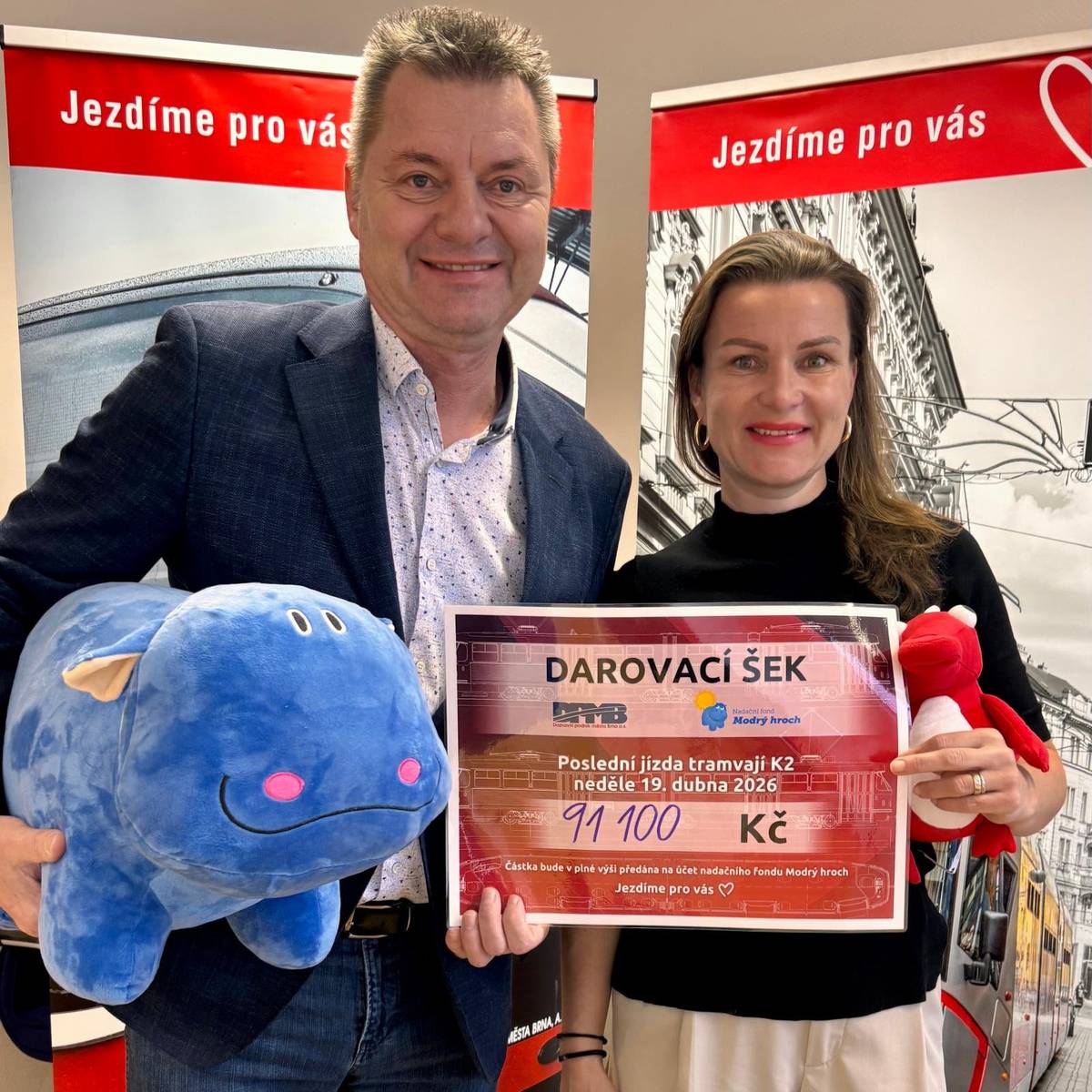 Poslední jízda legendárních tramvají Tatra K2 nebyla jen nostalgickou vzpomínkou, ale i velkým gestem solidarity. Během neděle 19. dubna 2026 přepravily tři vypravené vozy celkem 1 066 cestujících.  Díky fanouškům MHD se na jízdném vybrali neuvěřitelných 91 100 Kč. Celý výtěžek z jízdného jsme předali Nadačnímu fondu Modrý hroch na pomoc rodinám s handicapovanými dětmi.   Co bude s vozy K2 dál? Retro jízdy: Vůz ev. č. 1123 uvidíte od 23. května pravidelně na víkendové lince č. 10. Oslavy: Vůz ev. č. 1018 zůstává v provozu jako oblíbená Party šalina. Rozloučení:  Vůz ev. č. 1080 bude nyní vyřazen. Děkujeme, že jste u toho byli s námi a pomohli podpořit dobrou věc! Váš DPMB!