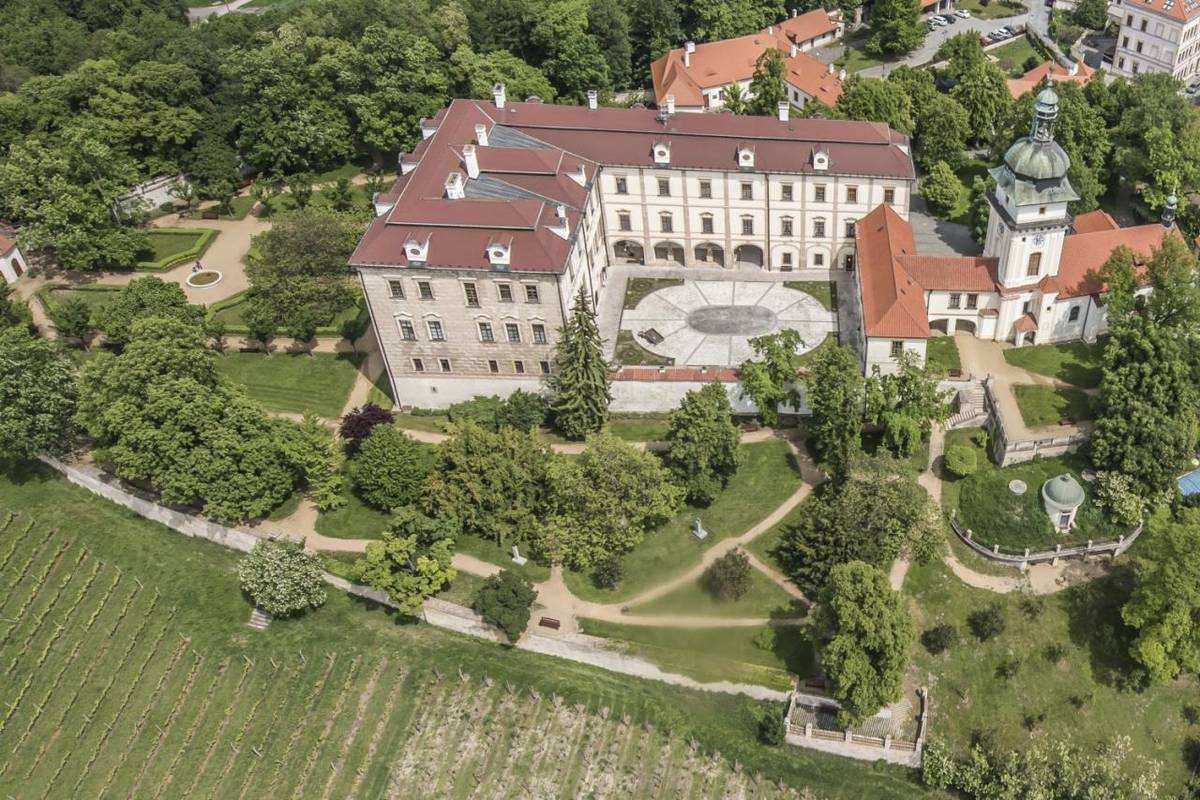 Vážení spoluobčané a návštěvníci,   na základě přání veřejnosti bude zámecká zahrada s účinností od 1. května otevřena veřejnosti až do 21:00 hodin, poté bude areál na noc uzamčen.