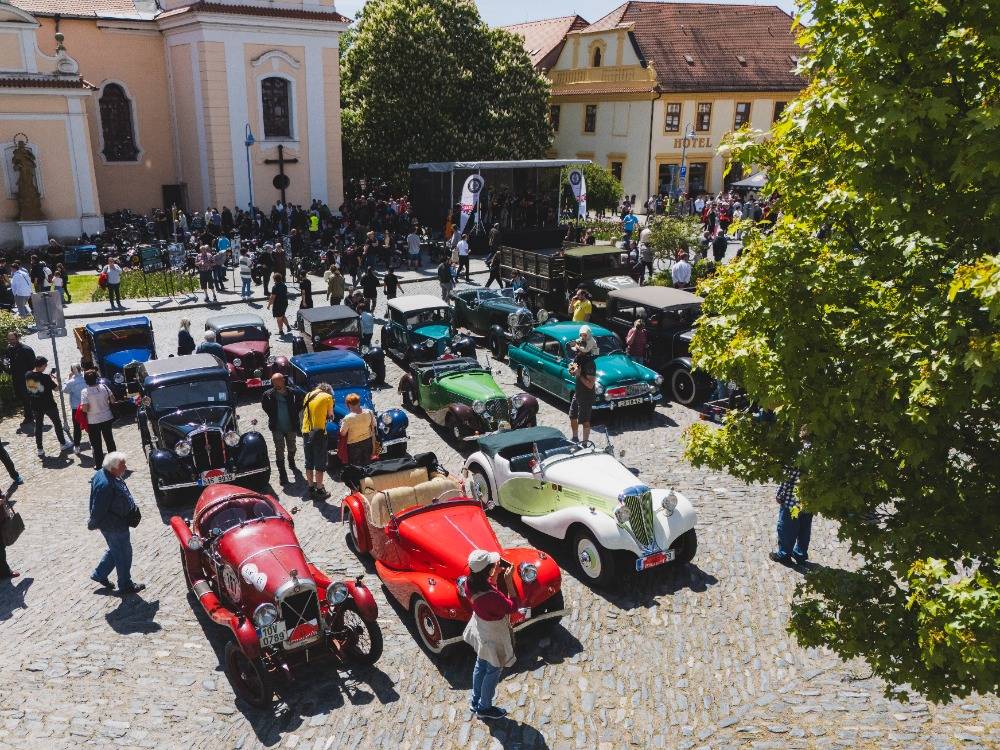 V sobotu 9. května 2026 pojede přes Včelnou do Kamenného Újezdu Veteran Rallye Křivonoska. Bližší informace v přílohách.