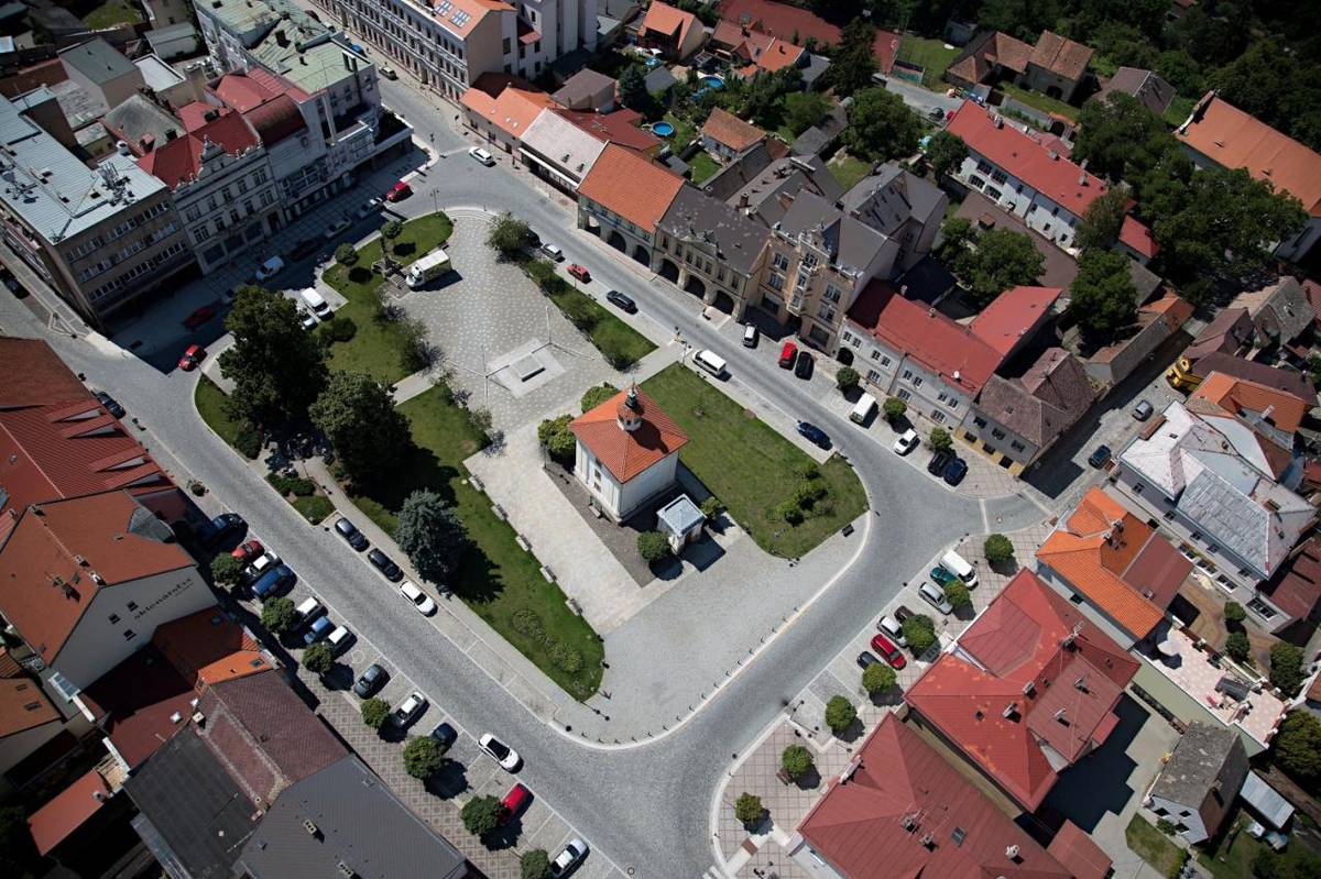 Na základě přání veřejnosti bude prodloužena otevírací doba bankomatu, který je umístěň v prostorách Krohova domu na Husově náměstí. S účinností od 1. května bude otevírací doba prodloužena do 21:00 hodiny.