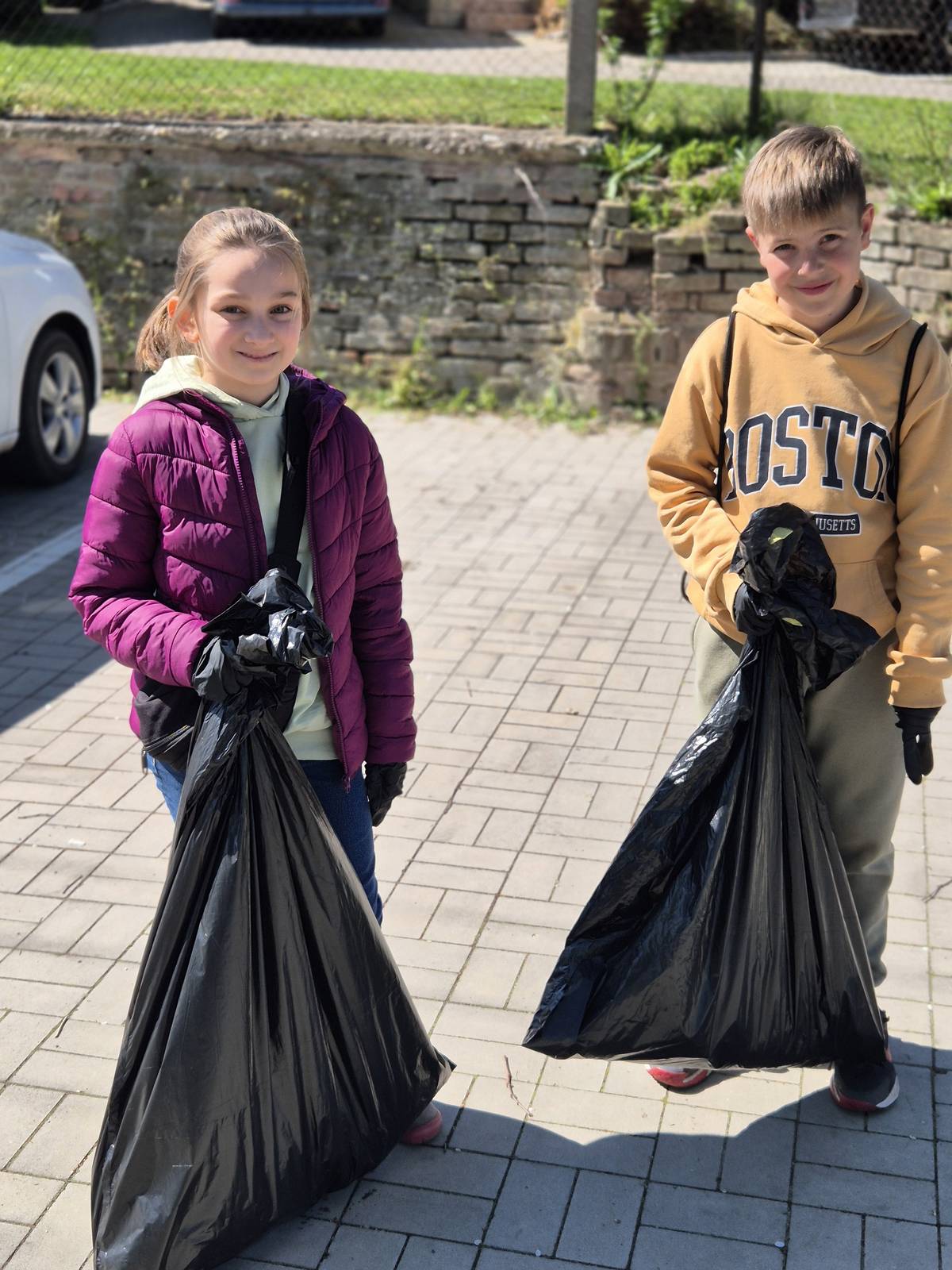 Děkujeme našim mladým občanům za úklid obce Lochenice v Den Země. Jsme rádi, že dodržujete tradici a jdete příkladem!