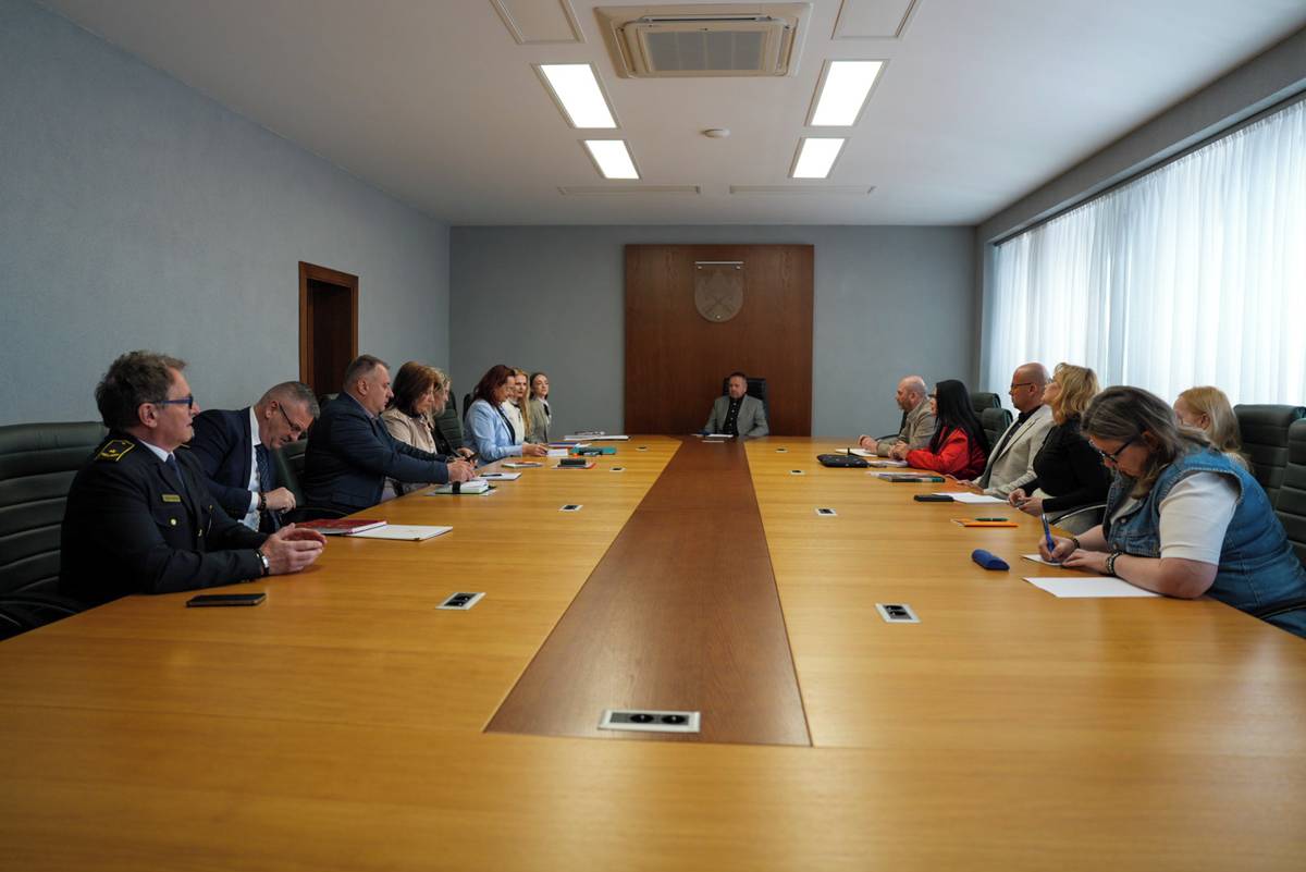 Dňa 21.4.2026 sa uskutočnila pravidelná porada riaditeľov základných škôl a školských zariadení s primátorom mesta Poprad Antonom Dankom. Predstavená im bola nová vedúca oddelenia školstva, mládeže a športu MsÚ Kamila Lopuchová.   Predmetom porady boli témy, ktoré aktuálne v našom školstve rezonujú. Riaditelia sa dozvedeli o úlohách, ktoré ich v dohľadnej dobe čakajú.   „Okrem iného sme vyhodnotili aj výsledky zápisu detí do prvých ročníkov. Prebrali sme usmernenia z nového školského zákona. Potrebujeme sa v niektorých veciach ešte zjednotiť,“ povedala Kamila Lopuchová.   Stretnutia sa zúčastnil aj náčelník mestskej polície Marián Gardoš, ktorý riaditeľom predostrel projekt Ochrany mäkkých cieľov, aby boli školy čo najlepšie pripravené na kritické situácie. Zapojiť sa môžu všetci pedagogickí i nepedagogickí zamestnanci.   „Osobne si veľmi vážim prácu riaditeľov, pedagógov a všetkých zamestnancov škôl, ktorí sa denne podieľajú na tom, aby sa deti v našom meste cítili bezpečne a mali čo najlepšie podmienky na svoj rozvoj,“ povedal primátor Anton Danko.