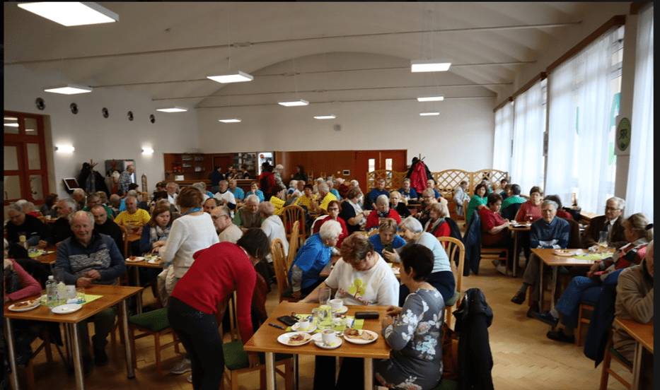 V Havířově se v úterý 21. dubna 2026 uskutečnilo přátelské, ale napínavé setkání seniorských týmů z celého Moravskoslezského kraje, které poměřily své znalosti ve vědomostním kvízu. Akce přilákala desítky aktivních seniorů, kteří si přijeli nejen zasoutěžit, ale také se pobavit a setkat s vrstevníky. Kvízy pro seniory z Moravskoslezského kraje pravidelně pořádá Krajská rada seniorů a místem konání byl tentokrát Havířov. V jednu hodinu odpoledne klání odstartovalo v Restauraci Radnice v místní budově magistrátu. Zahájit a pozdravit soutěžící přišla havířovská primátorka Iveta Kočí Palkovská společně s náměstkyní pro sociální oblast Alenou Olšokovou, a obě dámy se také s nadšením zapojily i do luštění kvízu.  Kvízového klání v Restauraci Radnice se zúčastnilo 29 tříčlenných družstev seniorů z celého Moravskoslezského kraje. Havířov reprezentovalo družstvo z klubu seniorů Dolu Dukla, kteří patří mezi pravidelné účastníky.  Pro všechny soutěžící bylo připraveno občerstvení a drobné dárky, pro výherce pak atraktivní odměny. Vítězem kvízového odpoledne v Havířově se stalo družstvo žen z Háje ve Slezsku, nejstarším týmem byli učitelé z Opavy a nejstarším seniorem kvízu byl devadesátiletý gentleman z opavského domova seniorů.  https://havirov-city.cz/aktuality/tymy-senioru-moravskoslezskeho-kraje-se-havirove-utkaly-ve-vedomostnim-kvizu