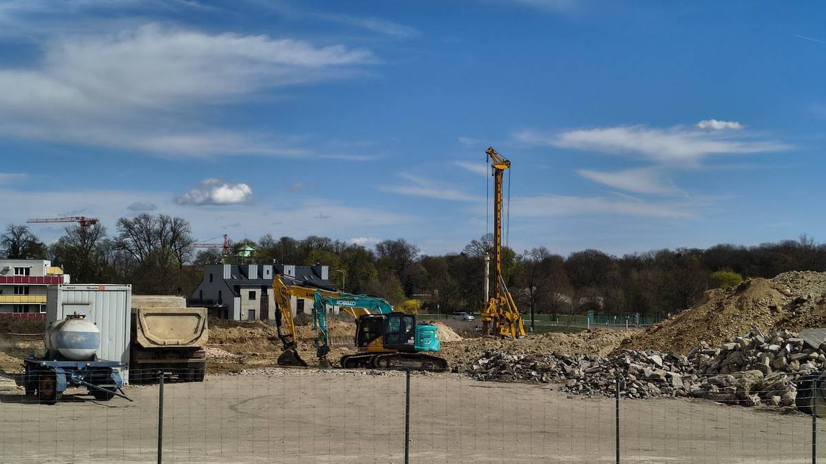 Městská část Praha-Vinoř se s developerem sídliště Via Sancta dohodla na průběžném informování o probíhajících stavebních pracích. Aktuálně jsou na staveništi dvě vrtné soupravy, které připravují vrtané základy pro domy H1 a H6. V dohledné době se má připojit třetí vrtná souprava firmy Geotermie Klapáš, která bude vrtat 199 metrů hluboké zemní vrty pro využívání geotermální energie. Tyto vrtné práce by měly začít po 22. dubnu. Na staveništi se brzy objeví stavební jeřáby. Předběžný termín montáže prvního jeřábu je v pondělí 27. dubna. Další informace o výstavbě najdete v březnovém článku Výstavba Via Sancta začíná – co nás čeká v nejbližších týdnech. V případě dotazů, podnětů nebo připomínek souvisejících s výstavbou je k dispozici zástupce investora Tomáš Horák na e-mailu thorak@atdv.eu. Martin Mach, radní