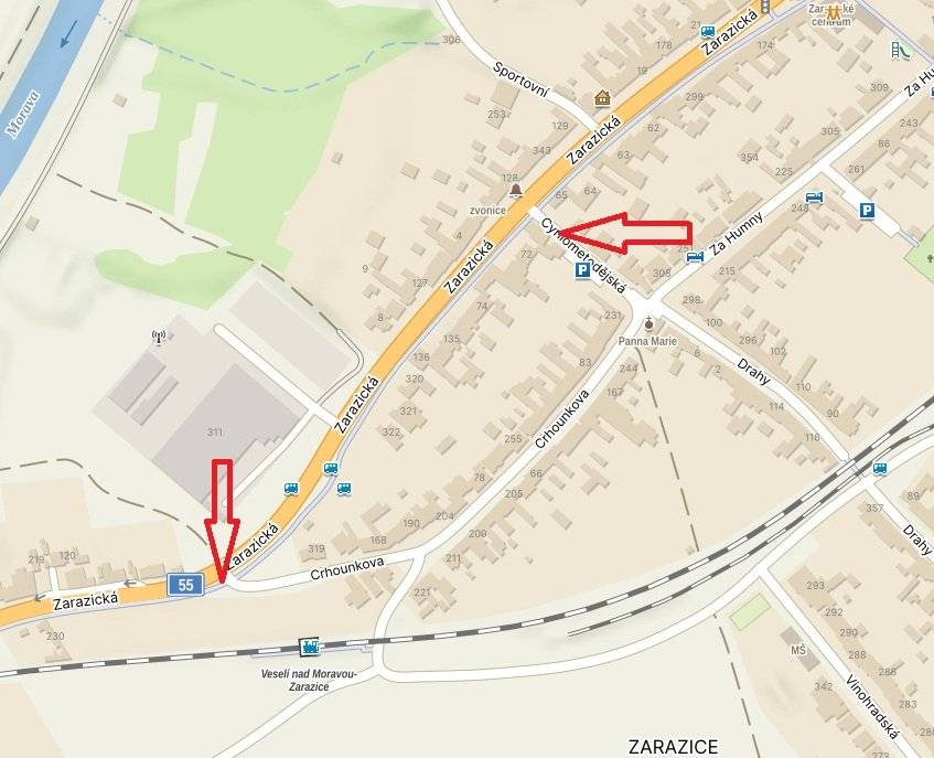 Z důvodu probíhající rekonstrukce silnice I/55 v Zarazicích je provoz veden pouze jedním jízdním pruhem. Pro průjezd do Zarazic jsou zřízeny nájezdy do ulic Cyrilometodějská a Crhounkova (naproti Stivalu), které jsou na místě vyznačeny dopravním značením. Rekonstrukci krytu vozovky na silnici I/55 ve Vnorovech a v Zarazicích provádí Ředitelství silnic a dálnic ve spolupráci se společností Strabag. Práce probíhají podle harmonogramu a jejich dokončení je plánováno na 11. května 2026. Děkujeme obyvatelům Zarazic, řidičům i chodcům za jejich trpělivost, ohleduplnost a respektování dočasných omezení.