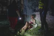 Ruský útok na Kyjev (Russian Attack on Kyiv) – Valerie Syniuková sedí poblíž svého poškozeného domu. Spala, když ruská raketa zničila budovu u jejího domova.