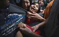 Vítězná fotografie World Press Photo 2026 – Rozděleni agenty ICE (Separated by ICE) – Ekvádorské dívky se tisknou ke svému otci, kterého agenti ICE zadržují po imigračním řízení v New Yorku