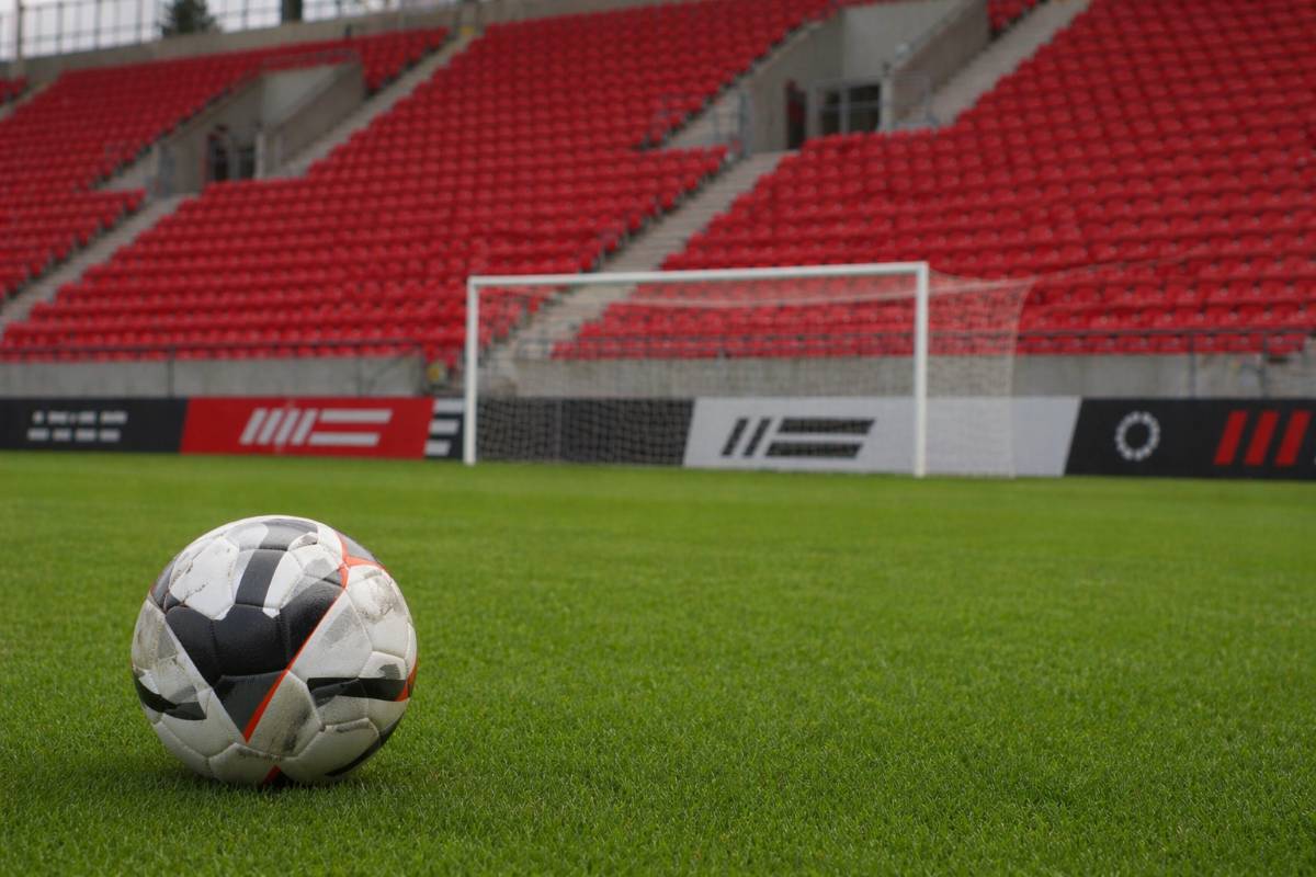 Z dôvodu konania futbalového zápasu medzi mužstvami FC Spartak Trnava a ŠK Slovan Bratislava na futbalovom štadióne Antona Malatinského bude v nedeľu 26. apríla 2026 od 15.00 h do 22.00 h uzatvorená Kollárova ulica.     Uzávera sa bude týkať už štandardne úseku od svetelnej križovatky Kollárova — Hospodárska — Dohnányho po križovatku na Kollárovej v časti vjazdu do podzemných garáží nákupného centra.      Uzávera ovplyvní aj linky Mestského busu č. 2, 3, 4 a 8 Plánovaná uzávera Kollárovej ulice v nedeľu 26. apríla 2026 od 15.00 h do 22.00 h bude mať vplyv na linky Mestského busu:   Linka č. 2 vynechá zastávky Kollárova A, B a City Aréna B a bude presmerovaná po Ulici Dohnányho a Tamaškovičovej.     Linky č. 3, 4 a 8 vynechajú zastávky Kollárova A, B a budú presmerované po Sladovníckej, Tamaškovičovej a Ulici Dohnányho.    Uvedená doba uzatvorenia Kollárovej ulice sa môže operatívne zmeniť vzhľadom na vývoj bezpečnostnej situácie.     Viac informácii o uzávere nájdete v tomto článku.   Ilustračné foto: generované umelou inteligenciou AI