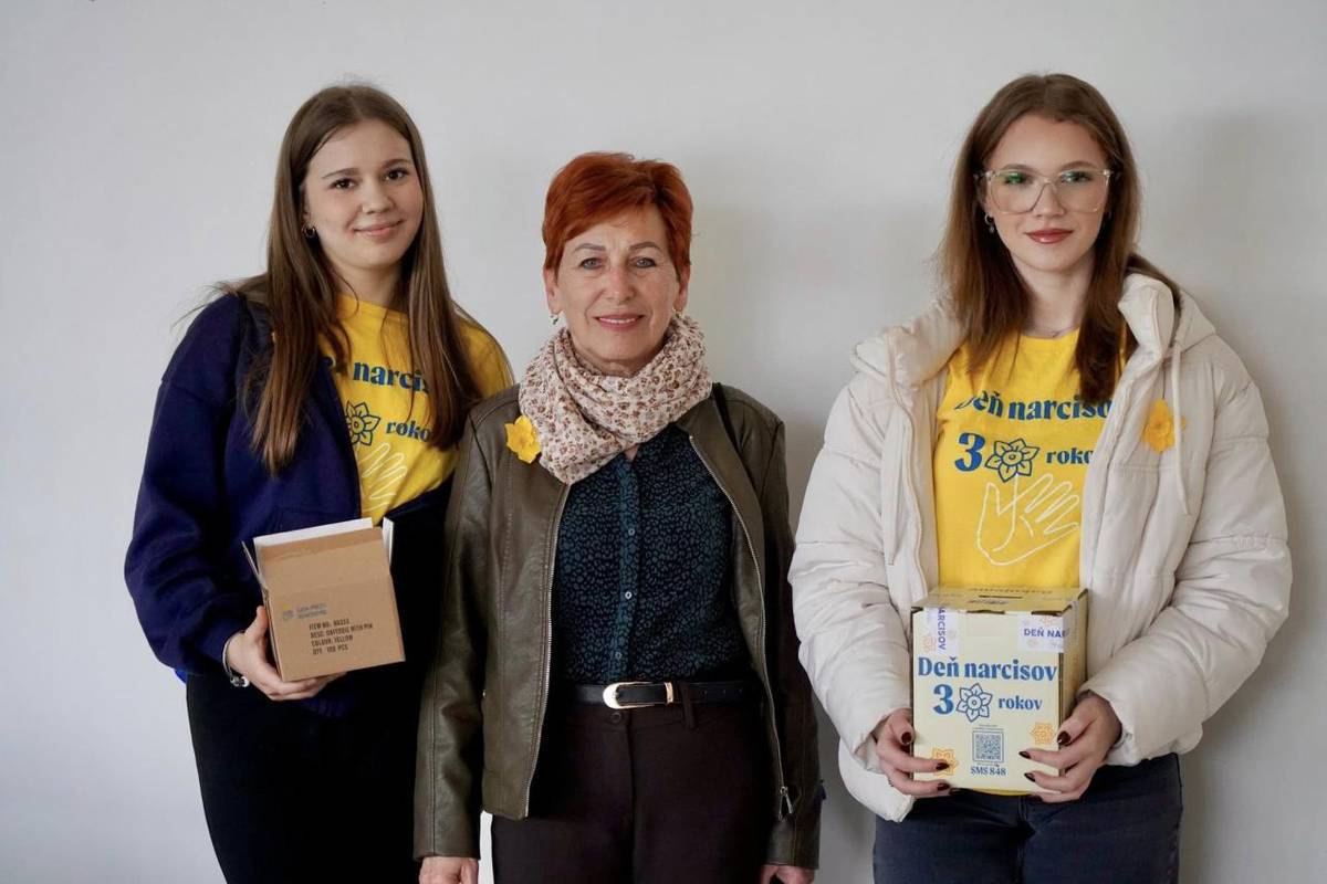 Dnes nás na úrade navštívili žiaci Základnej školy J. A. Komenského, ktorí pri príležitosti Dňa narcisov zbierali príspevky pre Ligu proti rakovine.