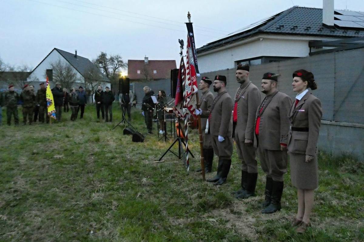 Fotky ze zahájení nočního pochodu Clay-Eva jsou k nahlédnutí na odkaze níže.    https://eu.zonerama.com/rudakarlik/Album/15093523#check-duplicates