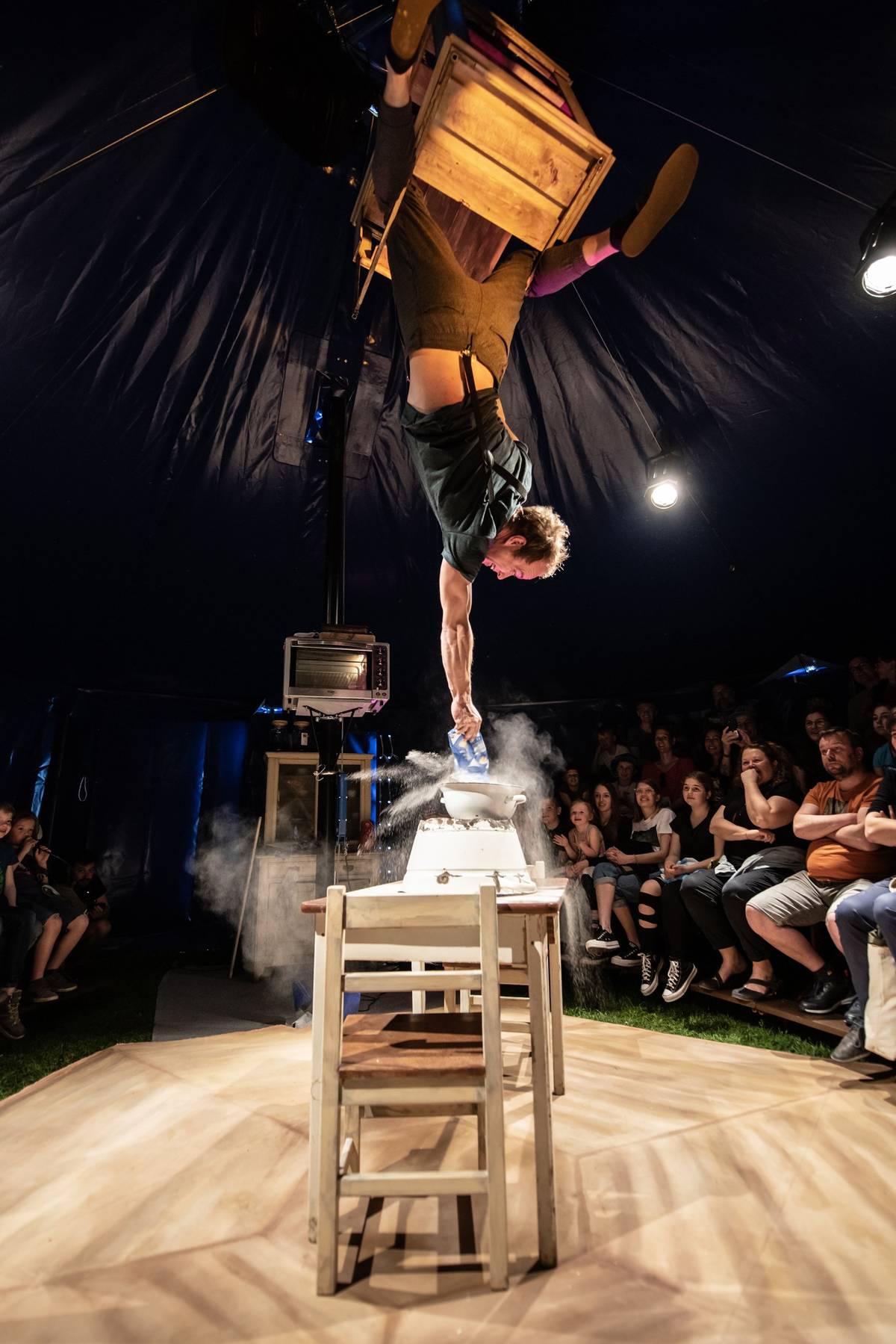 Zveme Vás na skvělou akrobaticko - pekařskou show pro všechny generace v sobotu 25. 4. 2026 v 15.00 za tělocvičnou v Palkovicích.  Vstupné: 120 Kč děti /190 Kč dospělí Vstupenky se prodávají na místě 30 minut před představením (šapitó má kapacitu 100 diváků).