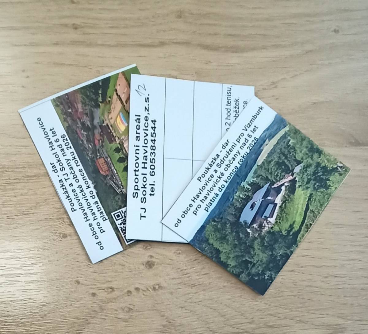 Vážení spoluobčané, s radostí oznamujeme, že i letos pro vás máme k dispozici dárkové poukázky do sportovního areálu a na hrad Vízmburk. Nárok na poukázku má každý občan, který má v Havlovicích trvalý pobyt. K vyzvednutí jsou na OÚ Havlovice.