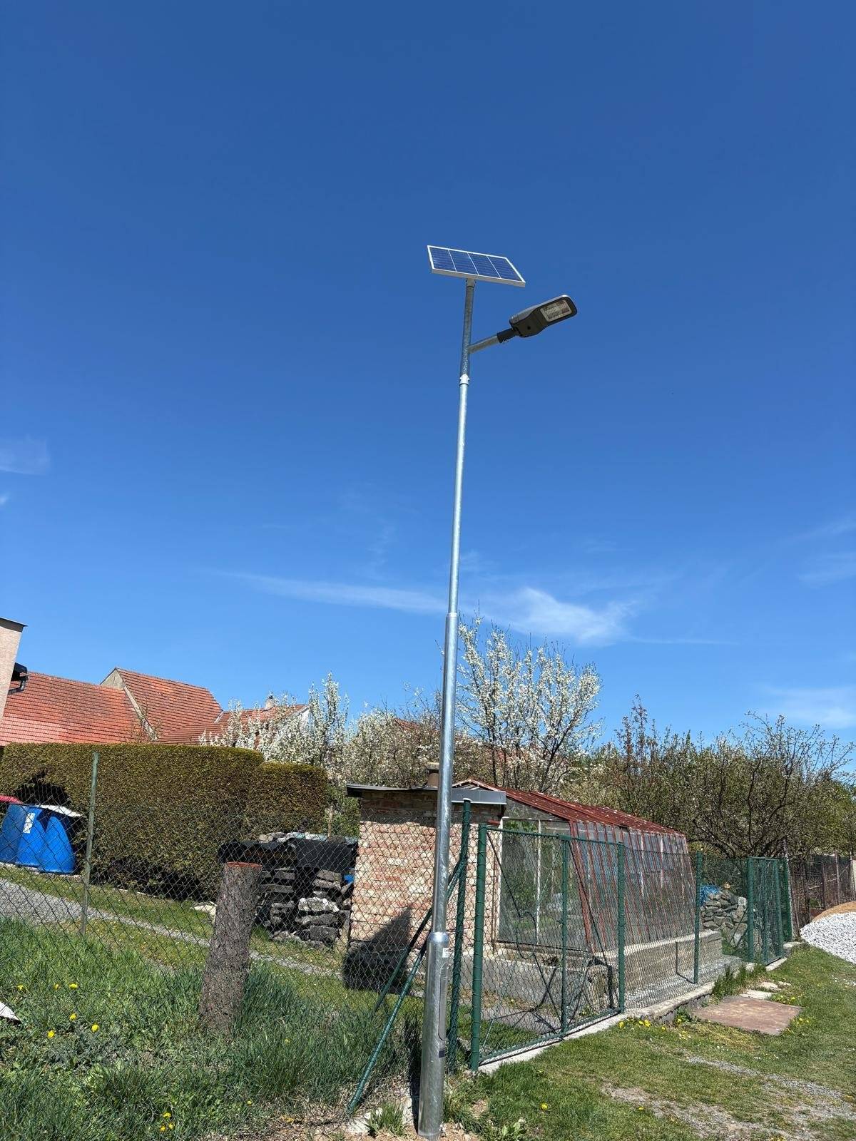 💡 Na cestě mezi obecním úřadem a sokolovnou jsme nově instalovali dva stožáry veřejného osvětlení. Věříme, že tato úprava přispěje k větší bezpečnosti i pohodlí všech, kteří touto trasou procházejí.       🚴 Jeden ze sloupů v blízkosti sokolovny a pumptrackové dráhy je navíc vybaven kompresorem pro dofouknutí kol.