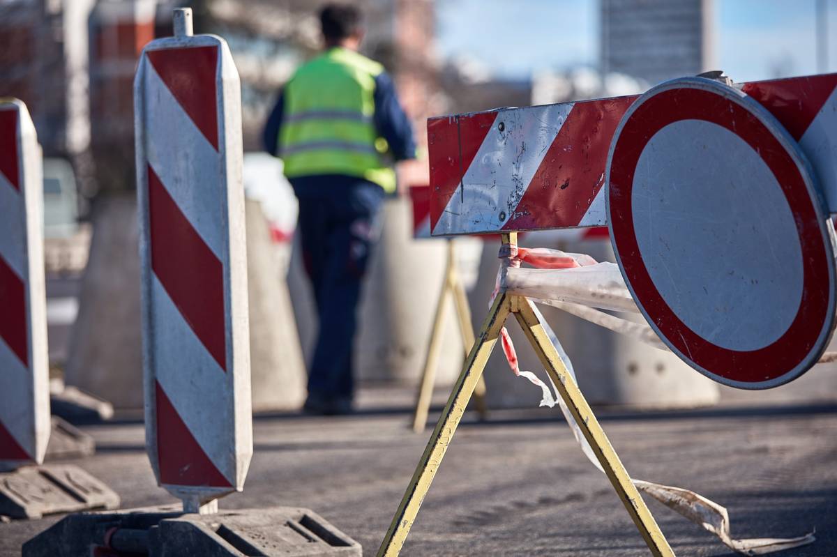 Od 27. dubna do 28. června 2026 budou probíhat práce na výměně vodovodního řadu v ulicích Komenského, Dělnická a Hasičská.   Stavba bude rozdělena do několika etap a přinese dočasné uzavírky komunikací, chodníků i omezení parkování.    Od 27. dubna do 3. května bude uzavřena komunikace v Dělnické ulici od úřadu práce po křižovatku se Ztracenou ulicí.     Prosíme řidiče i chodce o zvýšenou opatrnost a respektování dopravního značení.     Podrobné informace včetně termínů jednotlivých etap a objízdných tras najdete na webu města - https://www.vitkov.info/aktualne/aktuality/rekonstrukce-vodovodu-v-komenskeho-ulici-7523cs.html