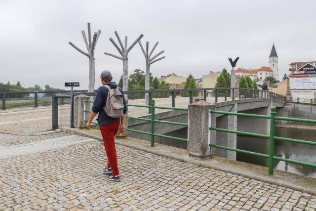 Z důvodu nutné opravy bude ve středu 22. dubna pro vozidla dočasně uzavřen vjezd na Tyršův most. Uzavírka proběhne v čase od 8.45 do 12 hodin. Důvodem je oprava defektu v okolí šachty, která si vyžádá betonáž a úpravu povrchu vozovky. Objízdná trasa povede Jateční ulicí. Pro pěší a cyklisty zůstává průchod mostu beze změny.