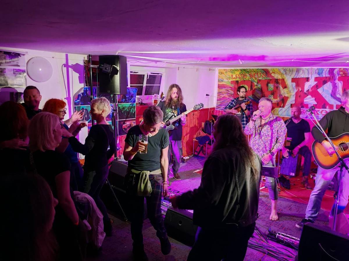 Toto Peklo vcelku klaplo. Účast lehce nadprůměrná, ale vzhledem k počtu kapel a jejich doprovodu to nebyla zas taková hitparáda. Čtyři kapely je na takovou akci už asi fakt dost – hlavně časově – všeho dobrého pomálu.