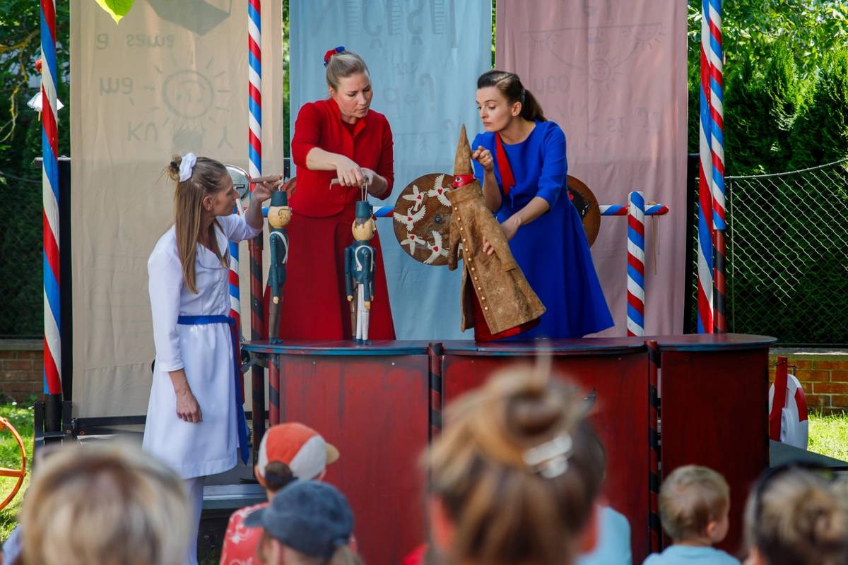 📍 Už se také nemůžete dočkat divadelního festivalu Regiony? Máme pro vás skvělou zprávu! Včera byl zveřejněn kompletní program letošního ročníku. Zkraťte si čekání a ponořte se do něj už teď, ať máte jasno, která představení si rozhodně nenechat ujít. 📍 Divadelní festival se letos ponese v duchu Dialogu. Mezi 19. a 26. červnem přinese do Hradce Králové program, který propojí divadelní sály s veřejným prostorem a nabídne prostor pro setkání, sdílení a rozhovory tvůrců s diváky. 📍 Předprodej vstupenek startuje v pondělí 11. května. Vstupenky zakoupíte v prodejní síti hkpoint.cz, na webových stránkách festivalregiony.cz nebo v kamenných předprodejích. Většina venkovních akcí si i letos zachová formu volného či dobrovolného vstupného. 🔗 Program si můžete prohlédnout na www.festivalregiony.cz/program. Představení, která chcete během festivalu stihnout, si můžete rovnou uložit do vašeho programu. ● Ilustrační foto: Archiv festivalu Regiony