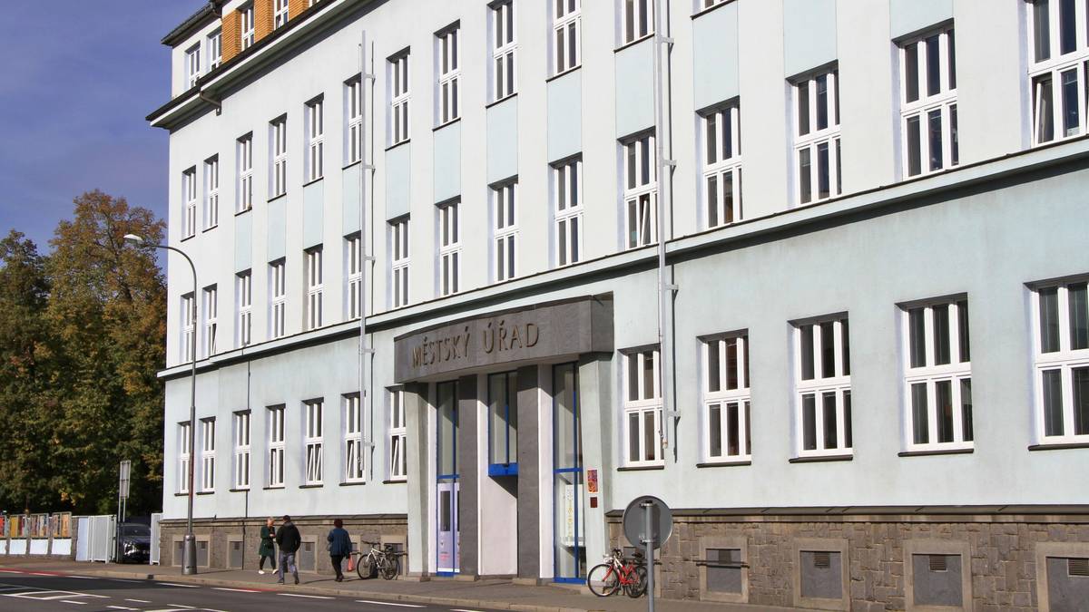 Ve čtvrtek 23. dubna 2026 proběhne v budovách Městského úřadu Chrudim součinnostní výcvik složek integrovaného záchranného systému. Z tohoto důvodu bude úřad pro veřejnost po celý den uzavřen. Uzavření se týká pracovišť na adresách:  Pardubická 67 Pardubická 53 Resselovo náměstí 77  Do výcviku se zapojí Policie České republiky, Zdravotnická záchranná služba, Hasičský záchranný sbor České republiky a Městská policie Chrudim. Pro potřeby výcviku a parkování zásahové techniky bude zároveň dočasně uzavřen prostor v okolí Regionální muzeum Chrudim. Děkujeme všem občanům za pochopení a omlouváme se za případné komplikace.