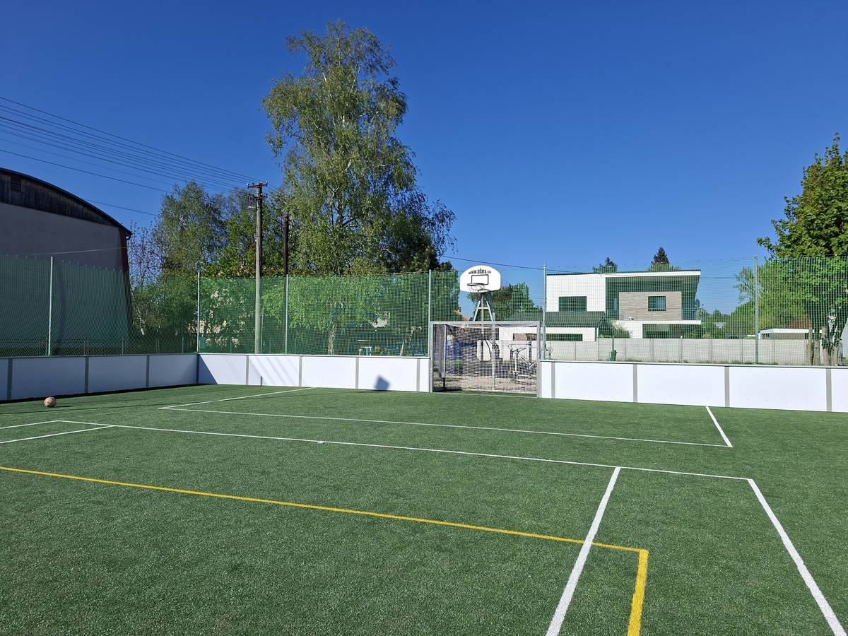 Rekonštrukcia multifunkčného ihriska, na ktorú obec získala dotáciu, bola úspešne ukončená. Kompletná obnova prispela k zvýšeniu komfortu a bezpečnosti pri jeho využívaní. Ihrisko je v súčasnosti pripravené a môže byť plnohodnotne využívané verejnosťou. Zároveň žiadame všetkých návštevníkov, aby pri jeho využívaní dbali na bezpečnosť a správali sa navzájom ohľaduplne, aby ihrisko mohlo slúžiť všetkým v čo najlepšom stave. starostka