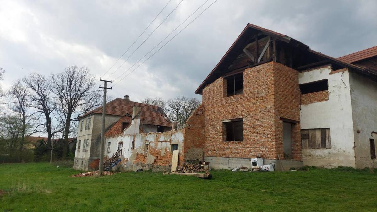 Další nevzhledný dům v centru obce pomalu mizí. Je tak naděje, že uvolněný pozemek najde nové majitele a vyrostou zde pěkné - nové domy.