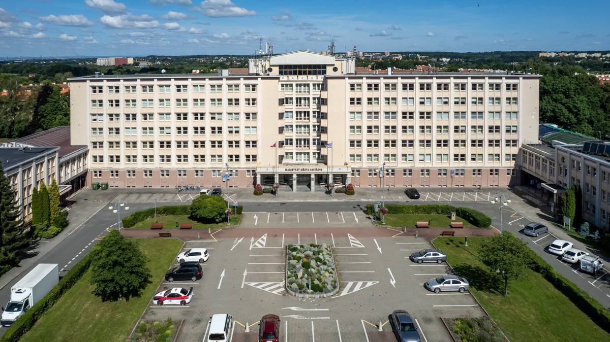 Informujeme tímto občany města, že oddělení matriky a podatelna Magistrátu města Havířova budou od pátku 24. dubna 2026 z důvodu probíhající rekonstrukce dočasně přemístěny do 3. poschodí budovy. Úřední hodiny obou pracovišť zůstávají beze změny, jen matrika bude během přemístění pracovat v omezeném režimu a některé úkony nebude možné vyřídit na počkání. Pro vyřízení občanských průkazů bude nutné využít boční vchod u budovy C; hlavním vchodem nebude přístup k tomuto pracovišti možný. Žádáme občany, aby věnovali zvýšenou pozornost orientačnímu značení, které na změny umístění upozorňuje. V případě potřeby bude k dispozici také pracovnice na informacích. Děkujeme za pochopení a omlouváme se za případné komplikace. https://havirov-city.cz/aktuality/oddeleni-matriky-podatelna-magistratu-se-docasne-presouvaji-do-3-patra