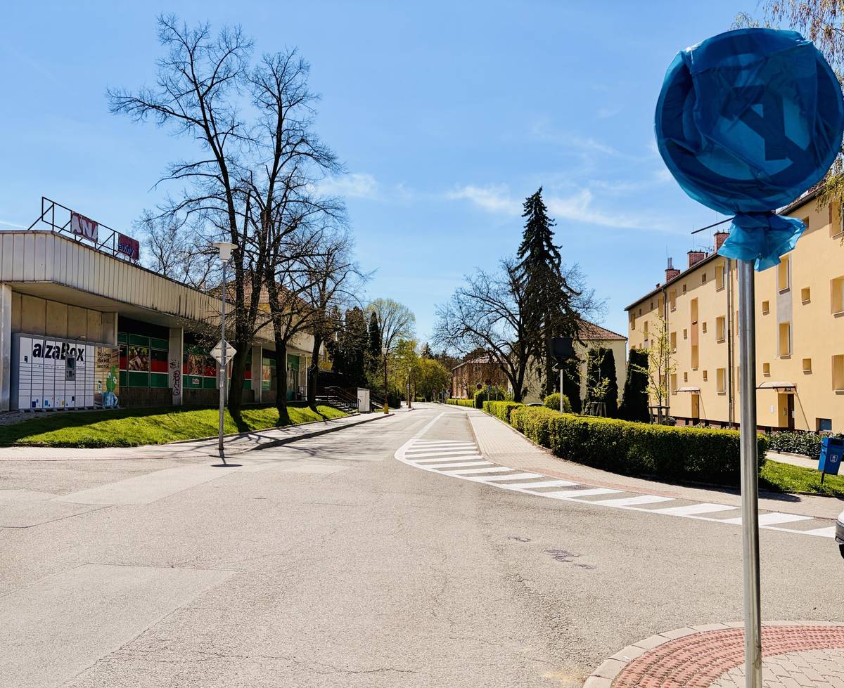Klidnější a bezpečnější dopravu v okolí bytových domů má přinést zjednosměrnění ulic v lokalitě Staré bytovky a v přilehlém okolí. Původní záměr byl spustit zjednosměrnění až ve chvíli, kdy bude kompletně dokončeno jak svislé, tak i vodorovné dopravní značení. Svislé značky jsou osazeny a zakryty, vodorovné značení začaly Technické služby realizovat. Praxe ale ukázala, že při realizaci vodorovného dopravního značení dochází k nebezpečným dopravním situacím jak pro realizační firmu, tak pro účastníky dopravního provozu. Na základě místního šetření bylo proto za účasti Policie ČR a Městské policie Blansko operativně dohodnuto, že se zjednosměrnění spustí už v pátek 24. dubna 2026. Zjednosměrnění se týká ulic v lokalitě Staré bytovky a některých přilehlých komunikací, tedy ulic nebo částí ulic Lipová, Hybešova, Žižkova, Havlíčkova, Stařeckého, Wolkerova, Chelčického a Leoše Janáčka. Technické služby začnou odkrývat nové zatím provizorně zakryté značky a demontovat původní dopravní značení v pátek ve 3:00 hodiny ráno, aby se minimalizovaly kolizní dopravní situace. Asistovat jim bude i městské policie. Podrobnosti najdete zde.