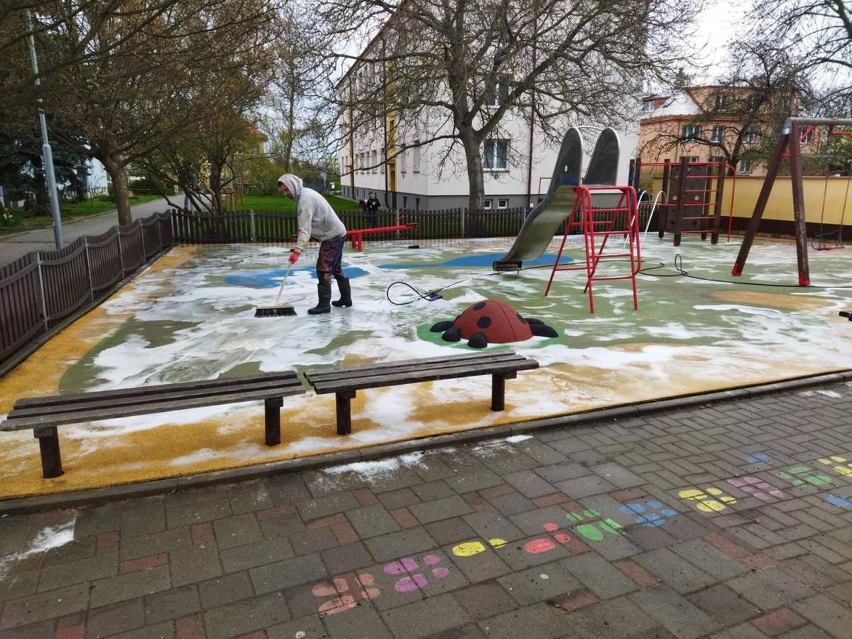 Dětské hřiště za přístavbou základní školy ve směru do ulice Jiráskova je vyčištěno a opraveno.  Investice a práce pro rozzářené dětské oči dává smysl.    Aleš Jiroutek, starosta města