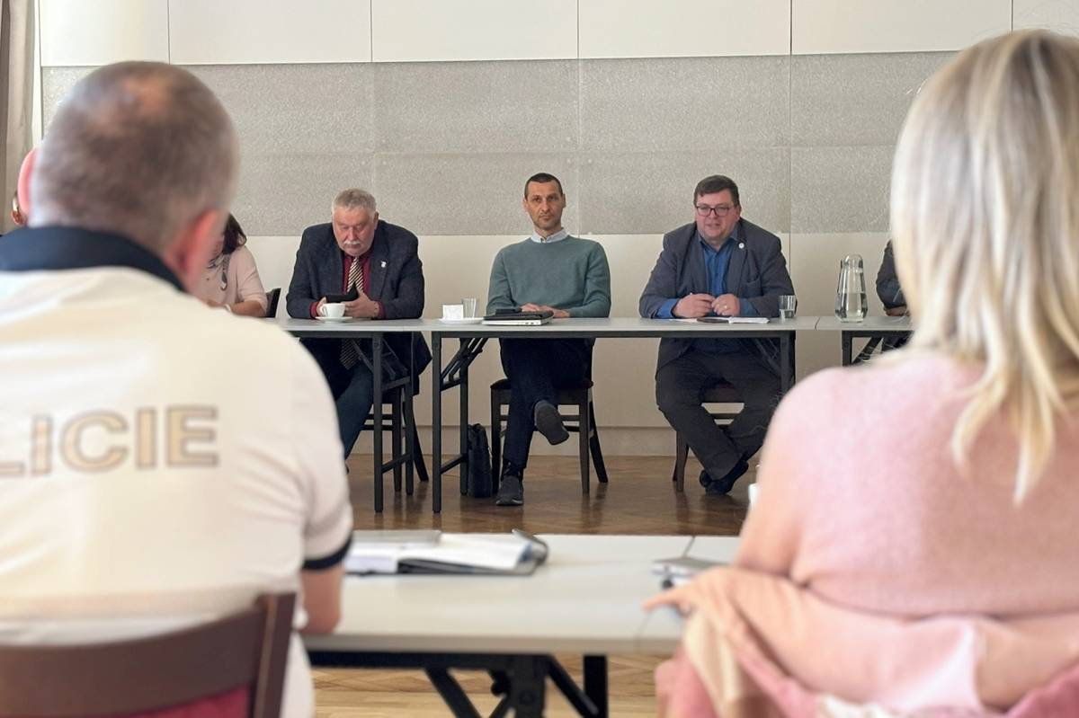 Hledat cesty, jak investovat do infrastruktury více koordinovaně. To byla hlavní myšlenka dnešního setkání v Litoměřicích. Zúčastnili se ho mimo jiné zástupci Hospodářské a sociální rady Litoměřicka, Okresní hospodářské komory, Severočeské vodárenské společnosti, Správy a údržby silnic, Ředitelství silnic a dálnic, krajského úřadu a vedení Ústeckého kraje. Nechybělo ani vedení Litoměřic a vedoucí odborů dopravy a územního rozvoje, dále starostové Roudnice nad Labem a Lovosic, zástupci Policie ČR, společnosti GasNet, ČEZ, Svazu průmyslu a dopravy, či zástupci velkých firem.  Hlavním tématem byla doprava a především investice, které ji ovlivňují – zejména uzavírky spojené se stavebními pracemi, ať už ze strany správců inženýrských sítí, nebo správců komunikací. Důraz byl kladen na včasné sdílení informací mezi jednotlivými institucemi, aby bylo možné plánované akce lépe koordinovat a minimalizovat negativní dopady na dopravu. „Setkání jsme svolali na základě pozitivních zkušeností z krajské úrovně, tentokrát se však diskuse zaměří konkrétně na oblast Litoměřicka,“ nastínil Zbyněk Pěnka, předseda okresní hospodářské komory. Starosta Litoměřic Radek Löwy připomněl, že se město v uplynulých letech potýkalo s výraznými dopravními komplikacemi, kdy se v jeden čas kumulovalo hned několik stavebních akcí. „Rozumím tomu, že je nezbytné inženýrské sítě i povrchy komunikací obnovovat. Na hlavních dopravních tepnách by se ale neměly tyto práce překrývat nebo se potkávat s velkými společenskými akcemi, jako jsou Zahrada Čech či Vinobraní, které už samy o sobě znamenají výraznou zátěž pro dopravu ve městě. V posledních letech se to bohužel dělo,“ upozornil starosta. Dodal, že město bylo předběžně informováno o chystané kompletní rekonstrukci Tyršova mostu. V nadcházejících letech se přitom připravuje rekonstrukce inženýrských sítí a následná oprava povrchu komunikace v ulici Na Valech, která tvoří klíčový průtah městem.  „Je důležité, aby se tyto akce časově nepotkaly, protože by to dopravu v Litoměřicích výrazně ochromilo,“ doplnil starosta. Účastníci se dále věnovali i dalším připravovaným dopravním stavbám v regionu, například výstavbě kruhového objezdu v Lovosicích, plánovanému obchvatu a novému mostu v Roudnici nad Labem nebo obchvatům obcí na silnici I/15. Diskutována byla také možnost zavedení on-line aplikace pro sdílení plánovaných i probíhajících investičních akcí jednotlivých investorů na úrovni kraje. Na závěr se všichni shodli, že podobná setkání by se měla na úrovni Litoměřicka konat pravidelně, ideálně alespoň dvakrát ročně. Tak aby bylo možné zajistit včasnou výměnu informací o plánovaných investicích a předejít výrazným dopravním komplikacím.