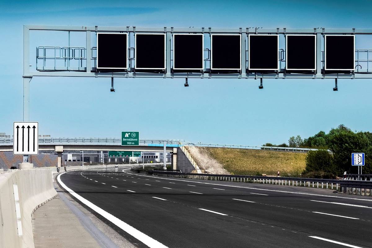 MOTORISTI UŽ BUDÚ JAZDIŤ PO ZREKONŠTRUOVANEJ D1 AJ V SMERE NA TRNAVU Dopravné riešenie za Bratislavou v smere na Trnavu bude po novom zásadne jednoduchšie. Aj v tomto smere sa totiž presmeruje premávka z dočasných obchádzkových vetiev na modernizovanú a rozšírenú diaľnicu D1. Vyžiada si to však víkendovú uzáveru D1 v smere von z mesta. Predbežne je naplánovaná na najbližší víkend. Motoristi z bratislavského regiónu už od uplynulej nedele využívajú na vstup do hlavného mesta zrekonštruovaný ťah D1. Sprejazdnenie zmodernizovanej D1-ky významne prispelo k lepšej prehľadnosti, vyššiemu komfortu i bezpečnosti diaľničného vstupu do mesta, keďže premávka už v súčasnosti v smere do mesta nevedie cez komplikované dočasné obchádzkové vetvy s rýchlostnými i priestorovými obmedzeniami. Po najbližšej zmene bude doprava výrazne jednoduchšia aj v opačnom smere – teda von z hlavného mesta smerom na Trnavu. Uzávera v smere na Trnavu skončila v nedeľu večer 19. 4. 2026. No na ďalších sedem dní (do 26.4.) zostane uzatvorený výjazd na D1 z cesty I/61 v lokalite Vajnorského jazera. Rovnako ostane do budúcej nedele  (26. 4.) uzatvorená aj vetva z D1 na D4 v smere na Jarovce. Dôvodom sú práce na moste ponad železnicu, ktoré nie je možne vykonávať pri zachovaní dopravy na týchto vetvách. Foto: Národná diaľničná spoločnosť
