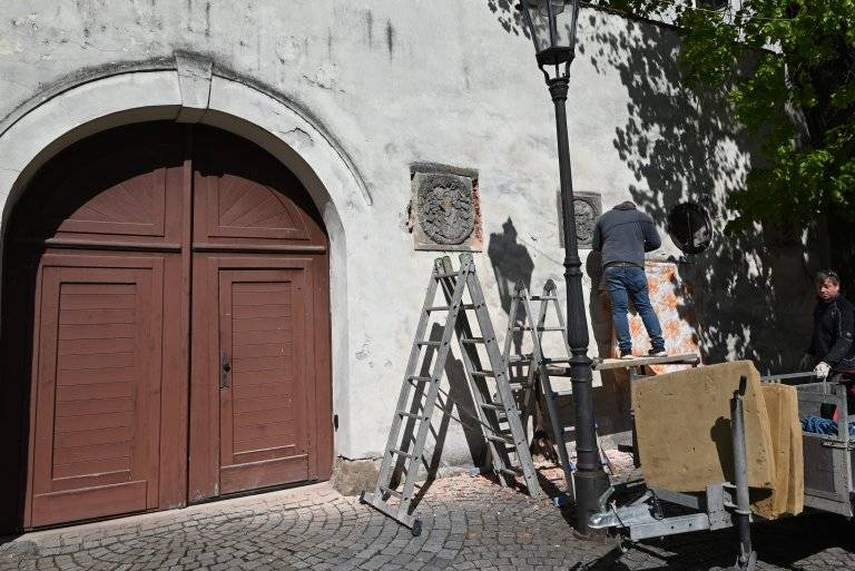 Ohradní zeď zámku s reliéfy prochází  nutnou opravou.  Restaurátoři ve středu 22.4. odstranili erbovní desky na předhradní zdi zámku. Ty nyní projdou odbornou obnovou.