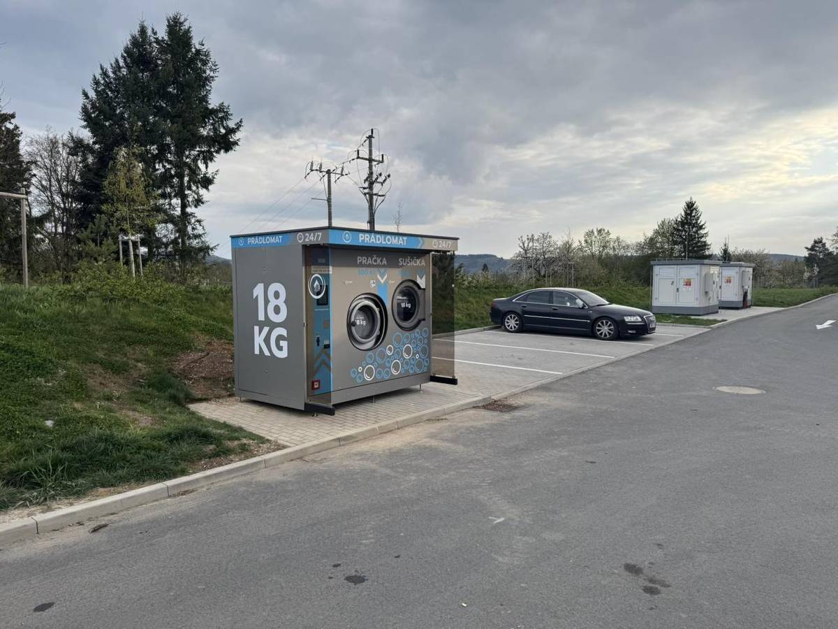 Rozšiřujeme naši síť a nově nás najdete ve Vamberku v novém retail parku v Janáčkově ulici.    Tato pobočka skvěle doplňuje provozovnu v Rychnově nad Kněžnou u Tesca, která bývá v některých časech velmi vytížená.    - moderní samoobslužné praní a sušení  - otevřeno 24/7  - dostupnost a parkování