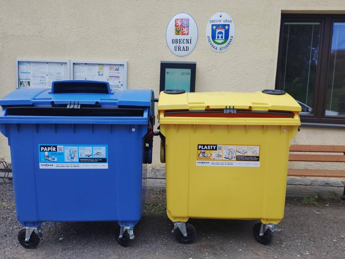 Vážení spoluobčané,  jak jsme předpokládali, v naší obci se začalo mnohem více třídit. Zejména u plastů evidujeme, že se nádoby plní rychleji a musíme je vyvážet častěji. Proto nás těší, že se nám podařilo pořídit nové kontejnery a posílit tak stávající síť sběrných míst.