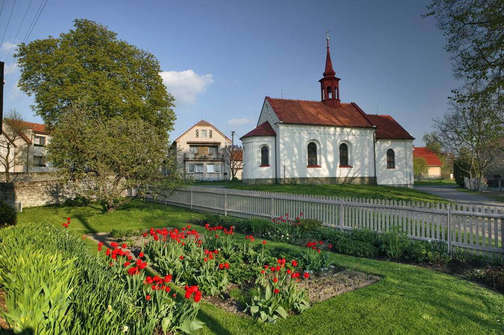 Zastavte se na chvíli...Hledáte chvíli ticha a zamyšlení?  Rádi bychom vám připomněli, že každý čtvrtek jsou dveře naší kapličky otevřené pro každého z vás. Pravidelné čtvrteční bohoslužby jsou tu pro všechny, kteří hledají povzbuzení, klid nebo prostě jen prostor pro modlitbu.