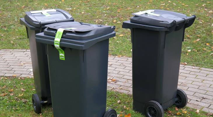 Oznamujeme vám, že od  27. dubna do 1. května proběhne poslední svoz nádob na směsný komunální odpad označených bílou známkou (zimní vývoz) a červenou známkou (kombinovaný vývoz).