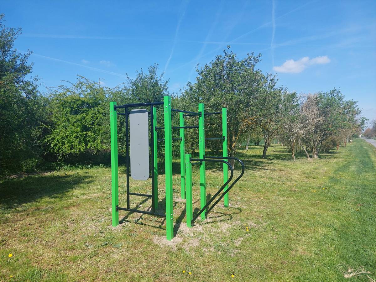 V obci Orel, u polní cesty směrem k borovinám, byla instalována nová workoutová sestava, která je od dnešího dne zpřístupněna veřejnosti.