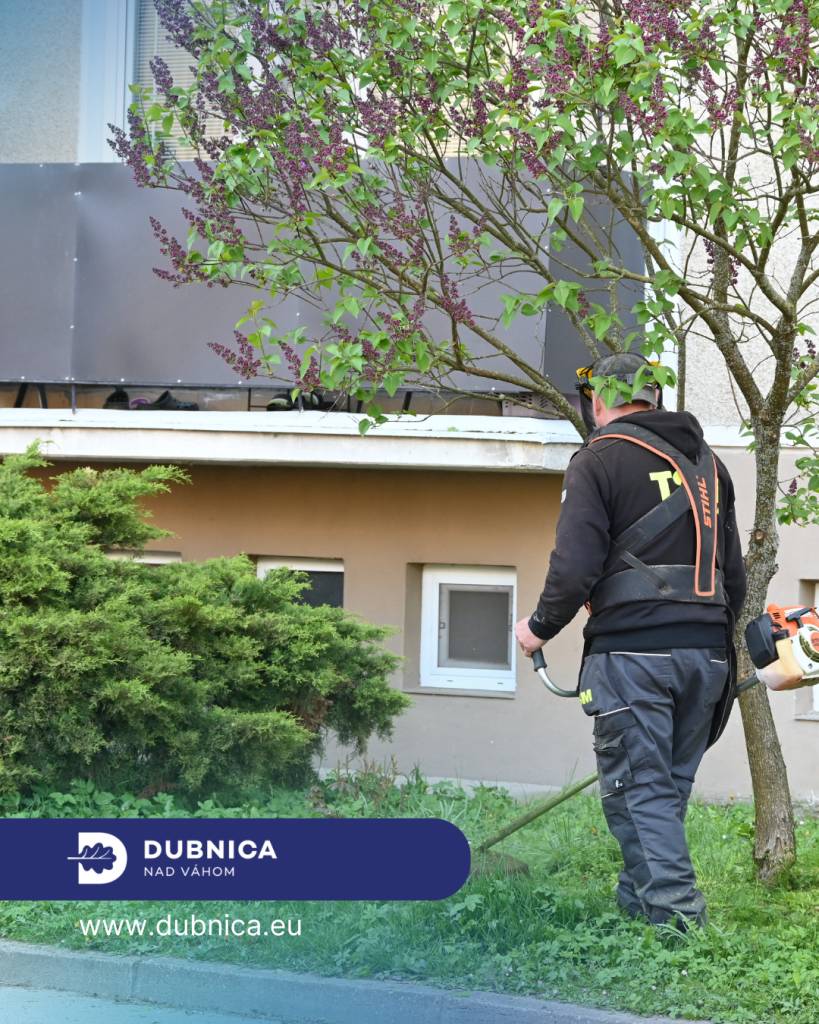 S príchodom jari sa v meste začala pravidelná údržba. Okrem čistenia komunikácií, verejného priestranstva či zalievania zelene je v pláne aj 5 plošných kosieb v rámci celého mesta.