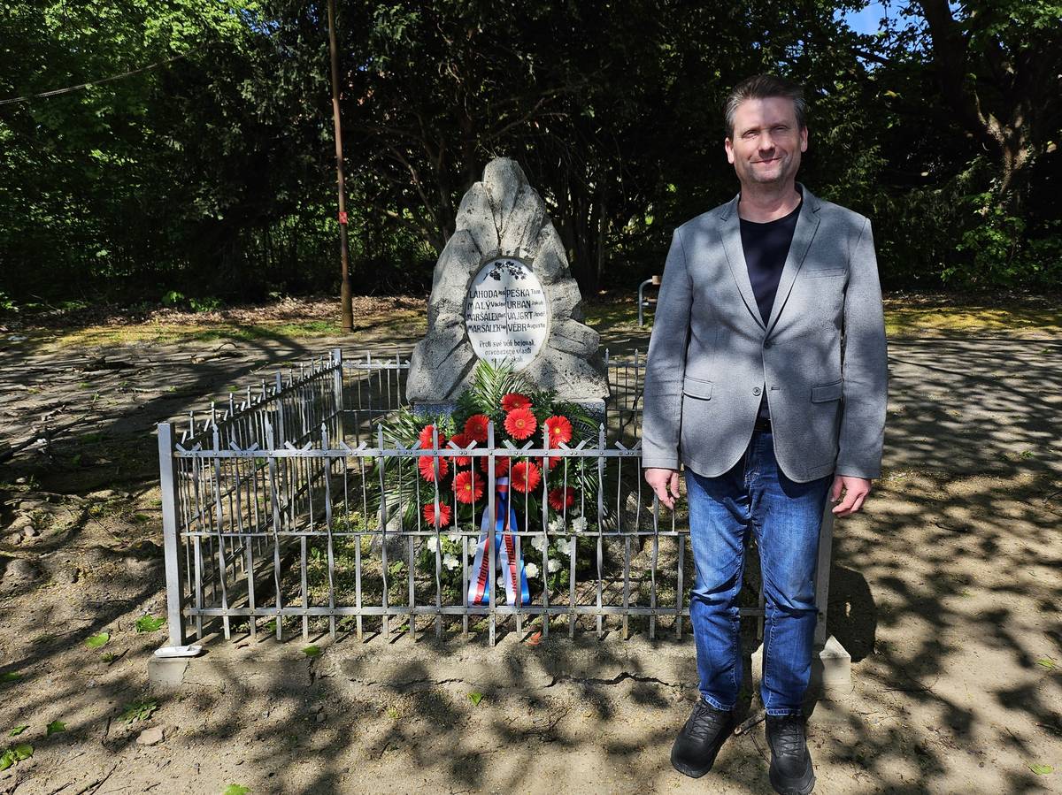 Dnes proběhla pietní vzpomínka k výročí ukončení 2. světové války. Tradičně byl položen vzpomínkový věnec k památníku padlých hrdinů v Hajanech. Starosta obce.