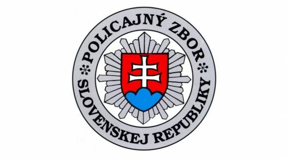 „Polícia upozorňuje občanov na podvodné konanie osôb zaznamenané v okrese Levice, ktoré spočíva v telefonickom kontaktovaní občanov neznámymi osobami vydávajúcimi sa za príslušníkov Policajného zboru alebo pracovníkov Národnej banky Slovenska. Počas telefonátu informujú poškodených, že ich bankový účet bol napadnutý treťou osobou a s cieľom zabrániť strate finančných prostriedkov ich vyzývajú, aby tieto prostriedky previedli na účet, ktorý im nadiktujú, alebo zašlú do správy, prípadne ich inak inštruujú k odovzdaniu peňazí.   Polícia v tejto súvislosti zdôrazňuje, že nikdy nijakým spôsobom nežiada občanov o zaslanie finančných prostriedkov, ani ich prevod z účtu, či inštalovanie aplikácií za účelom ich ochrany a nezasiela ani kópie služobných preukazov a iných dôležitých dokumentov. Z uvedeného dôvodu vyzývame občanov, aby na takéto telefonáty nereagovali.“