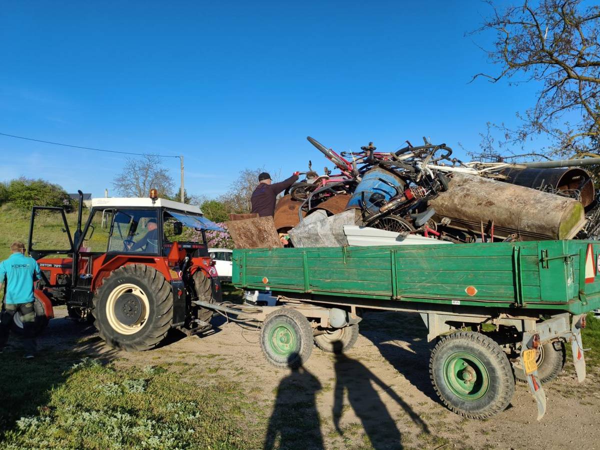 Hasiči Tasovice tradičně sbírali ve čtvrtek 23.4.2026 železo po obci. Děkujeme všem občanům, kteří přispěli a podpořili tak sbor dobrovolných hasičů. Děkujeme také Zemědělskému družstvu Hodonice za zapůjčení techniky a v neposlední řadě dobrovolným hasičům za jejích práci.