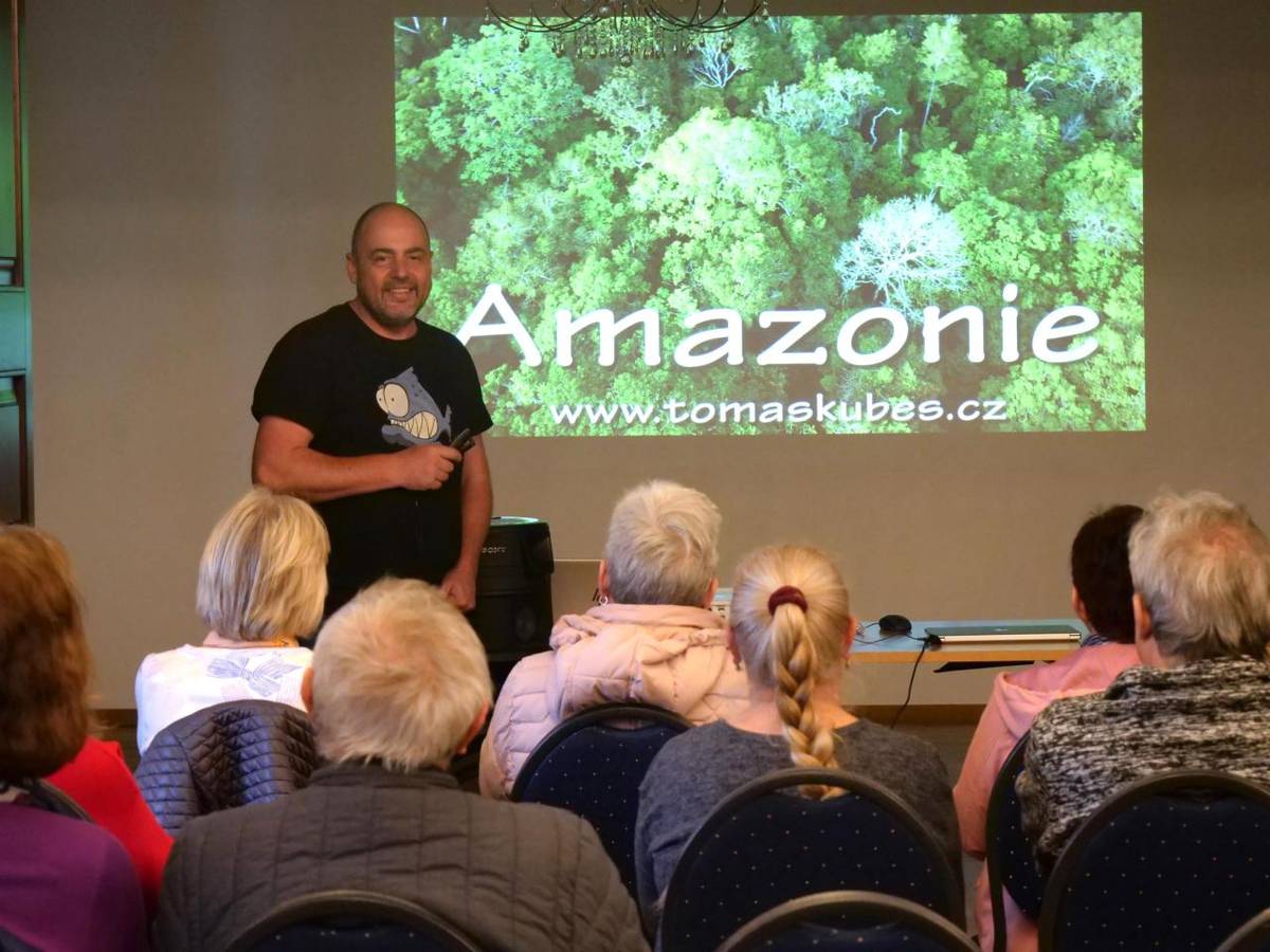 Měšťanský dům se ve čtvrtek 23. dubna zaplnil návštěvníky, kteří se vydali na nevšední cestu do srdce Amazonie. Cestovatelskou přednášku vedl Tomáš Kubeš – fotograf, novinář a zkušený cestovatel, který navštívil více než 150 zemí světa.