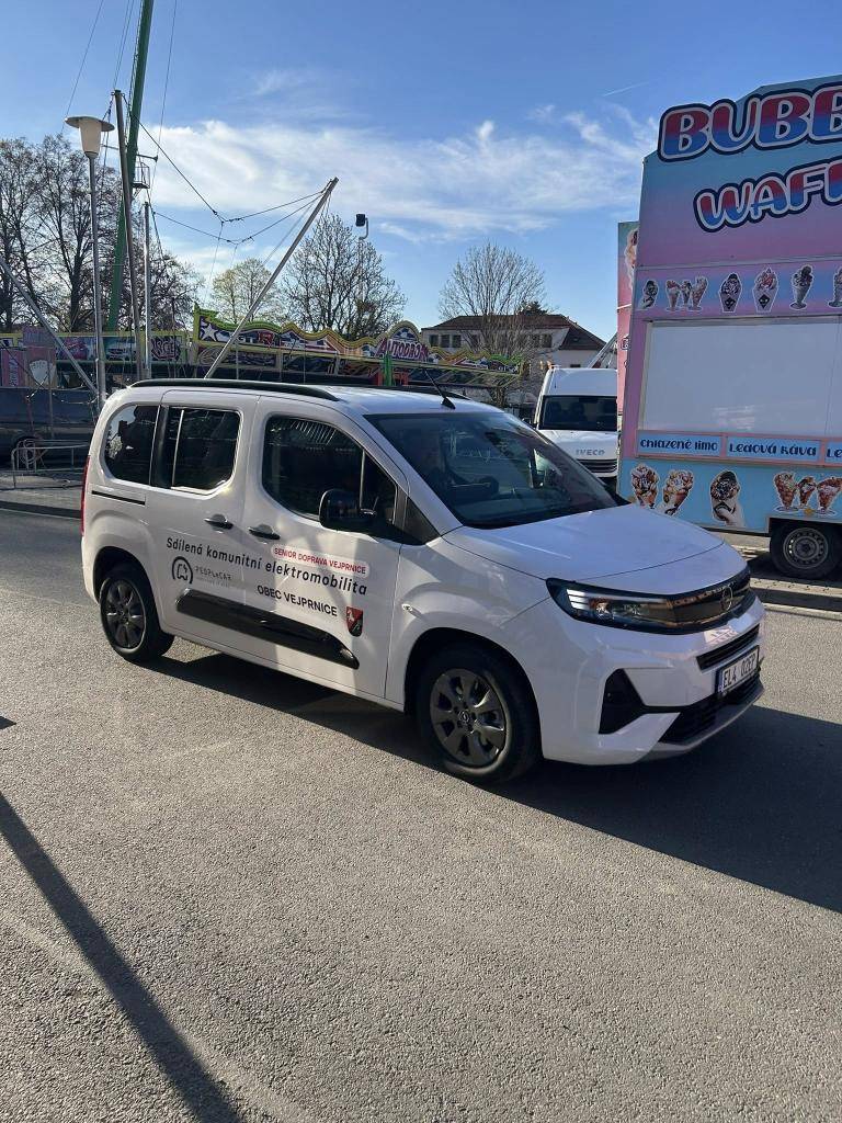 Právě teď náš řidič vyráží pro dalšího seniora, kterému pomůže s dopravou tam, kam potřebuje.