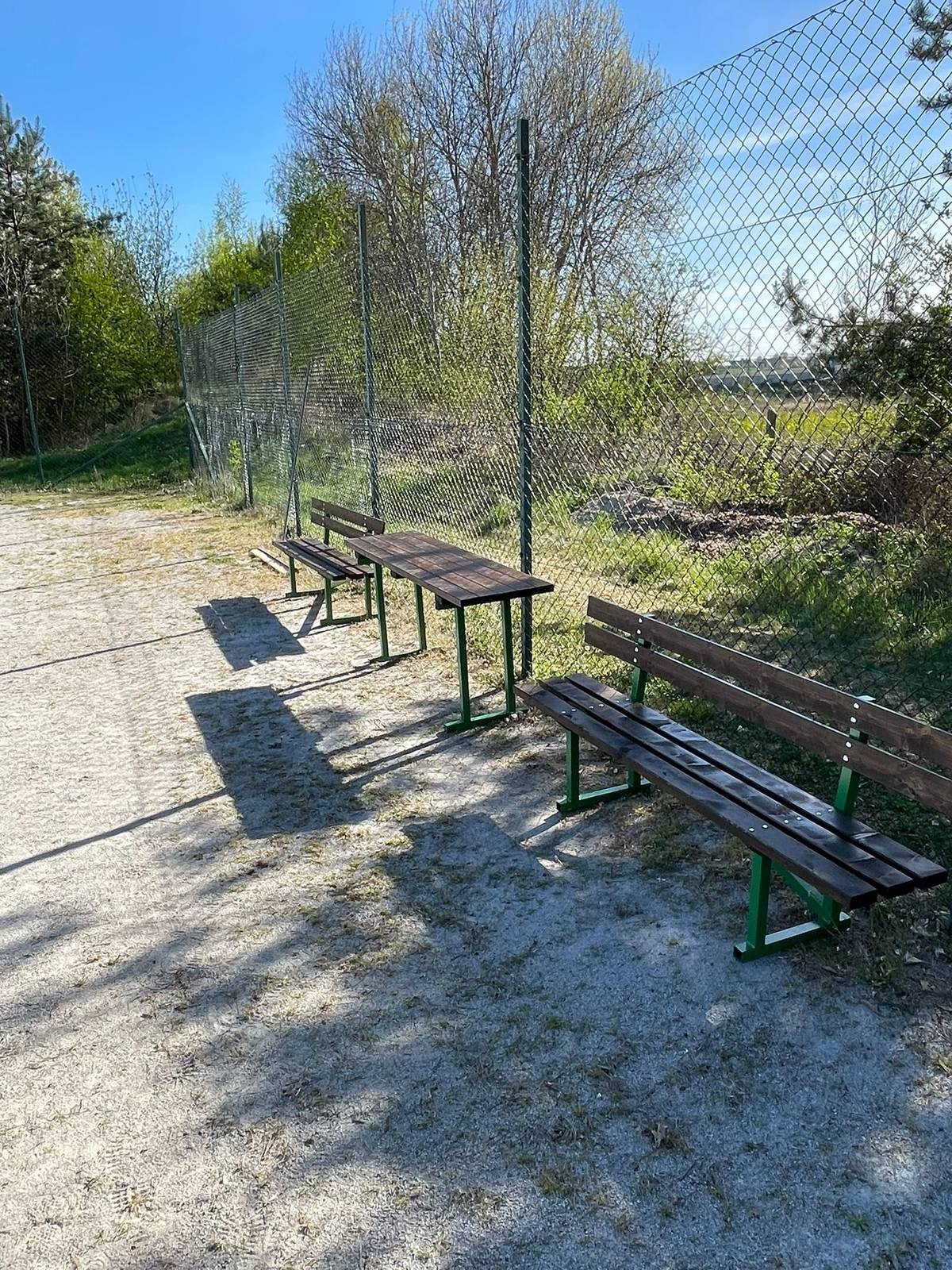 Děkujeme chlapům z Nohejbalového klubu Ševětín, kteří zahájili letošní sezónu vlastnoruční výrobou odpočinkové zóny, kterou umístili přímo u hřiště.