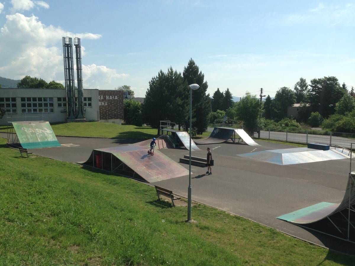 V průběhu tohoto týdne, počínaje dnešním dnem, bude ve skateparku probíhat nátěr ramp. Prosíme všechny návštěvníky o ohleduplnost a respektování instalovaných bezpečnostních pásek. Je důležité, aby měl nátěr dostatek času na proschnutí, což umožní co nejrychlejší znovuotevření ramp pro veřejnost. Děkujeme za pochopení a spolupráci 🙏