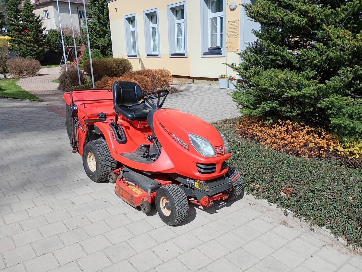 Obec nabízí k prodeji travní traktorovou sekačku KUBOTA GR 1600 EC2. Traktor byl technicky zkontrolován servisním technikem v autorizovaném servisním středisku KUBOTA.  Stav stroje odpovídá počtu motohodin (1221 Mth). V současné době je plně funkční. Do budoucna je však potřeba počítat s dalšími investicemi. Stroj byl pravidelně servisován v autorizovaném servisu. Rok výroby: 2008  V případě zájmu o bližší informace nebo prohlídku kontaktujte Obecní úřad Klášterec nad Orlicí, tel.: +420 734 407 056