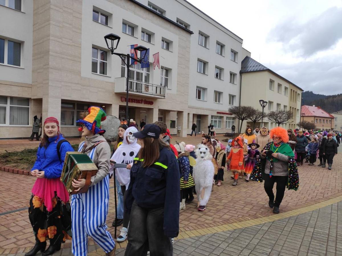 Piatkové fašiangové oslavy 13. februára v našom meste sa stali úžasným zážitkom plným veselosti, spevu a tanca. Aj napriek poriadne chladnému počasiu sa do ulíc Turzovky vypravilo neúrekom návštevníkov, ktorí vytvorili nezabudnuteľnú atmosféru.